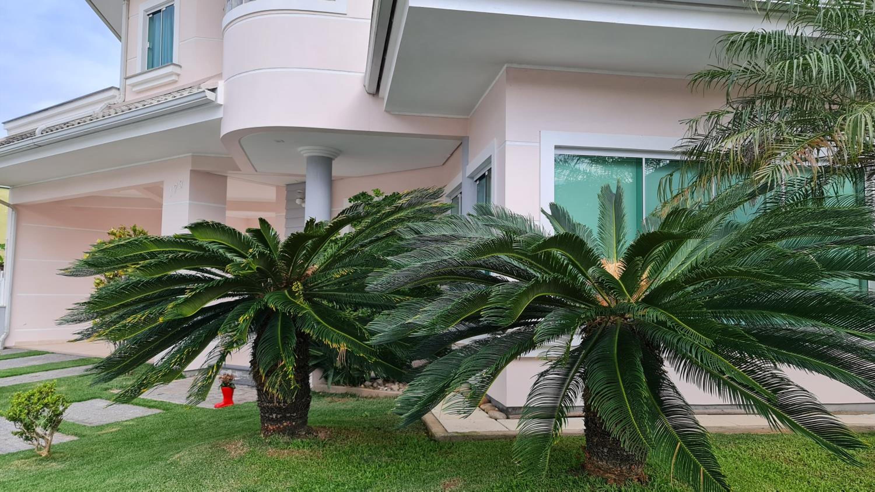 Casa Rosa com 7 quartos - Edícula completa a 150 metros da Praia