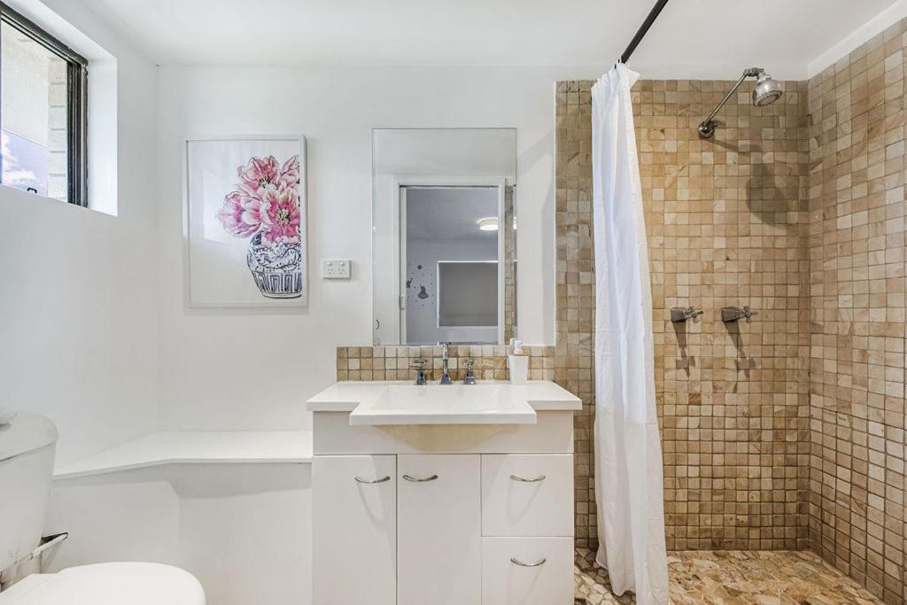 Lovely 2bd Unit, Patio and views. Best weekly rate view 3