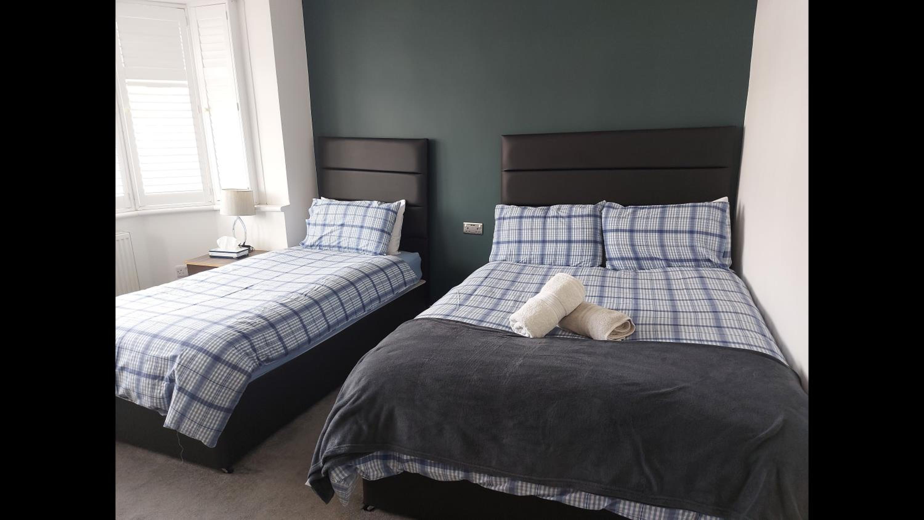 Apple House Wembley - Family room with shared bathroom view 4
