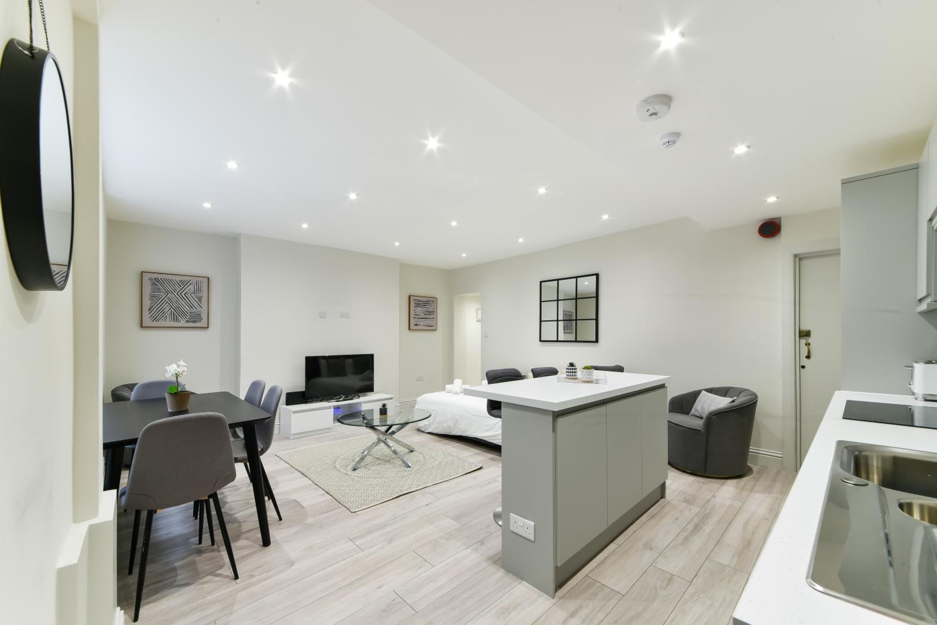 Chic Apartment by Hyde Park