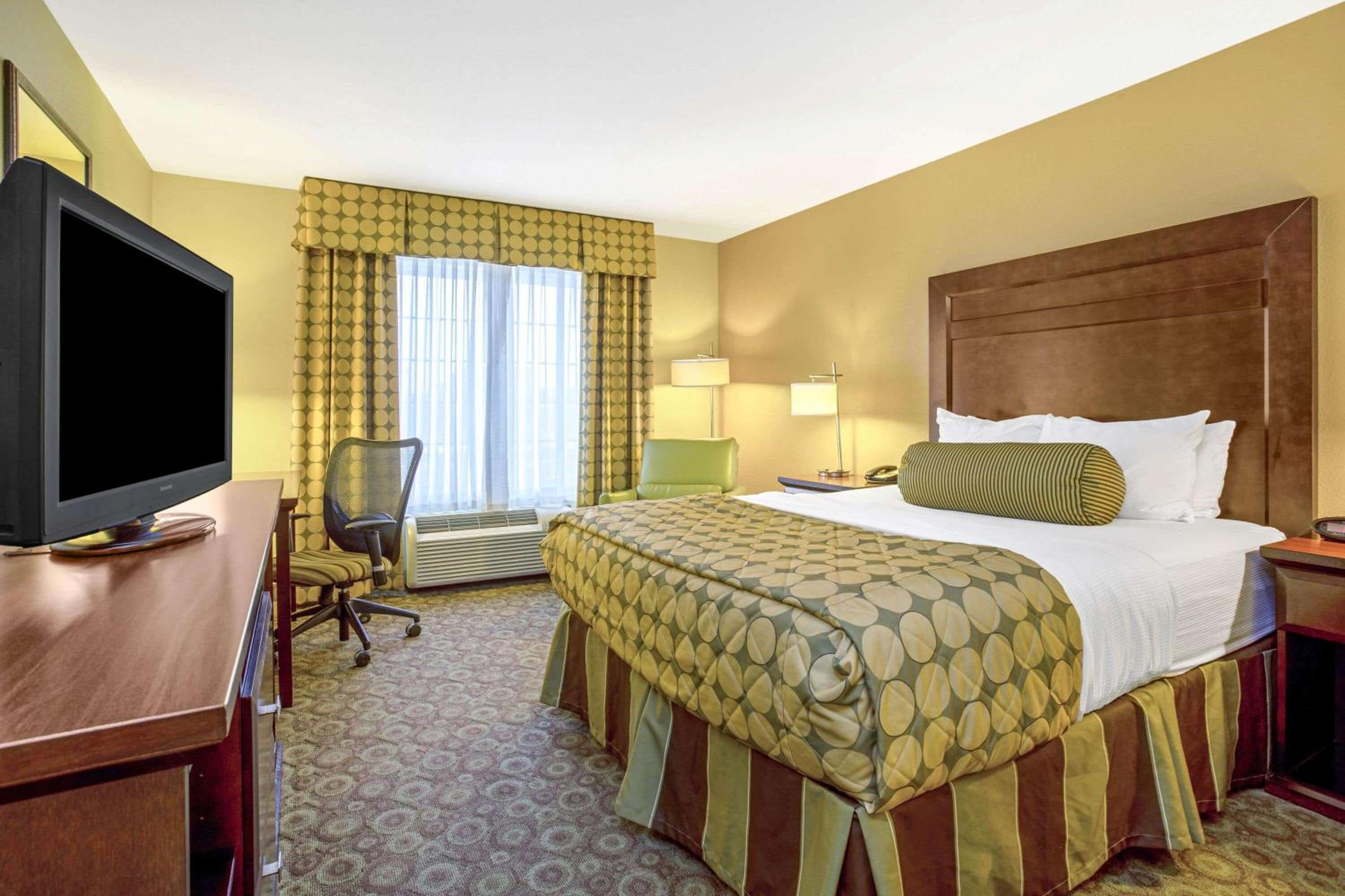 Dickinson Vacations - La Quinta by Wyndham Dickinson - Property Image 12