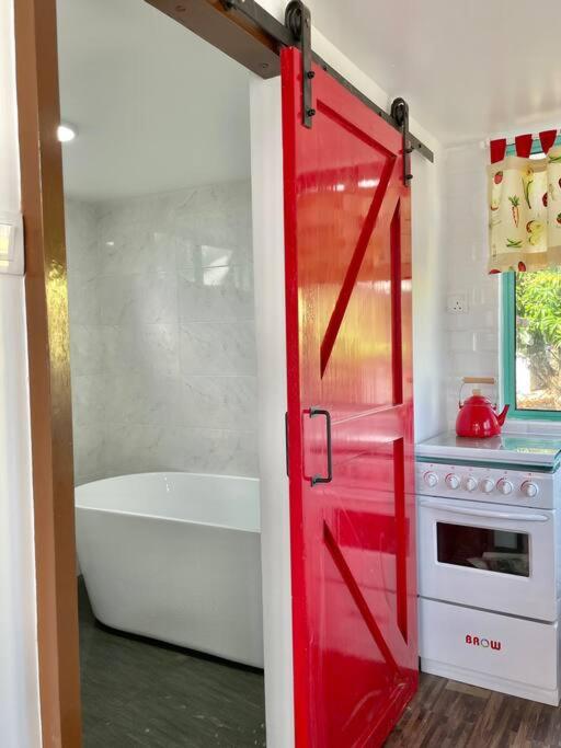 Wifi Netflix Tiny House near Jetty of Kuala Besut 4 pax view 3