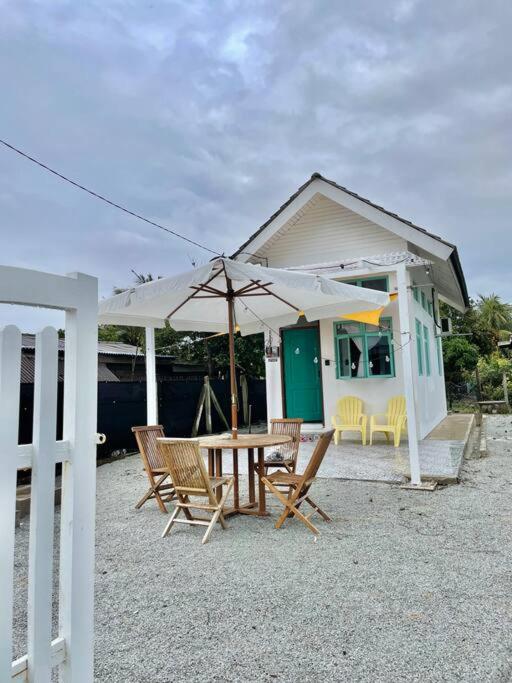 Wifi Netflix Tiny House near Jetty of Kuala Besut 4 pax photo 1