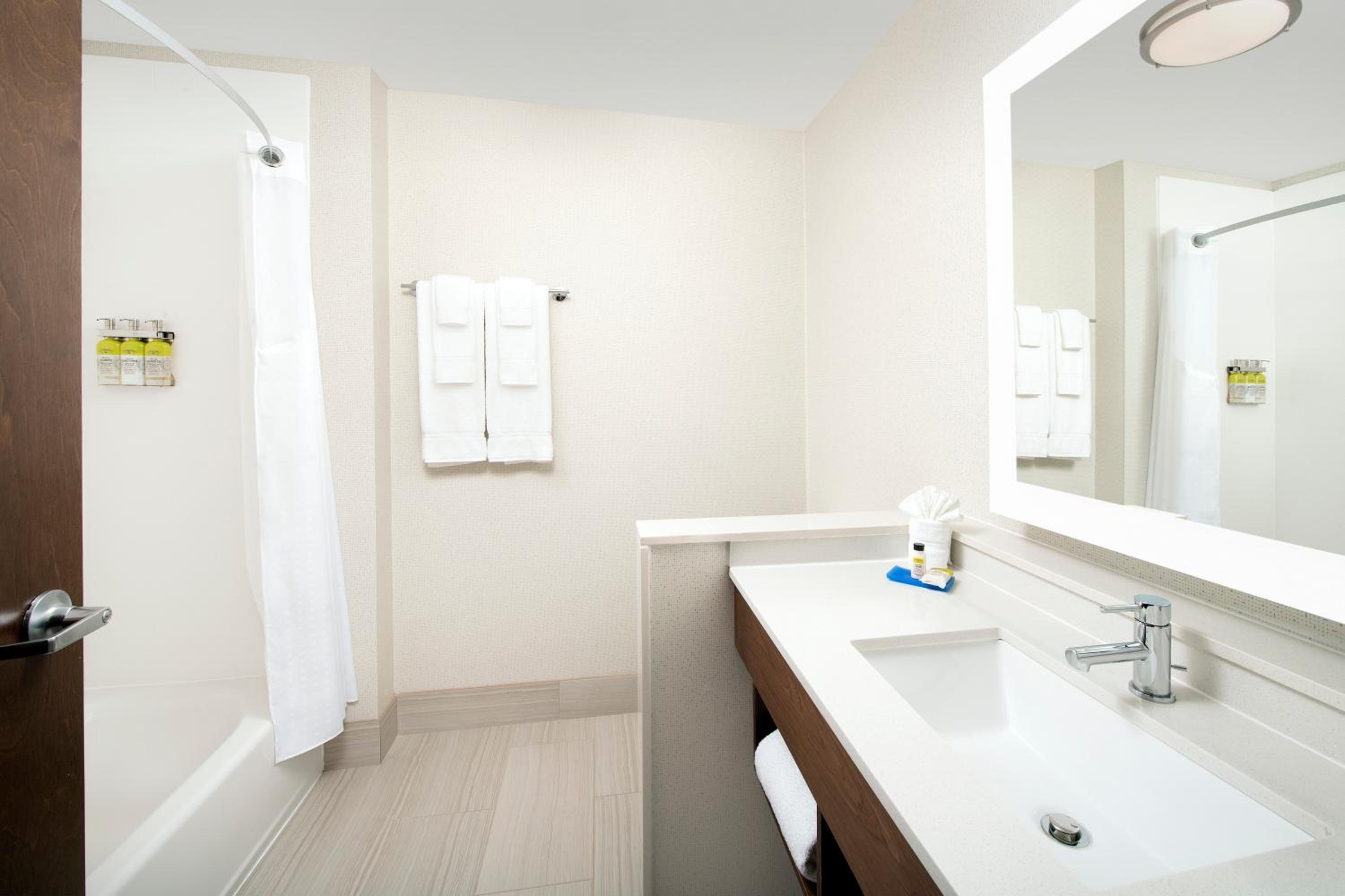Kingsland Vacations - Holiday Inn Express Suites Kingsland I-95-Naval Base Area, an IHG Hotel - Property Image 45