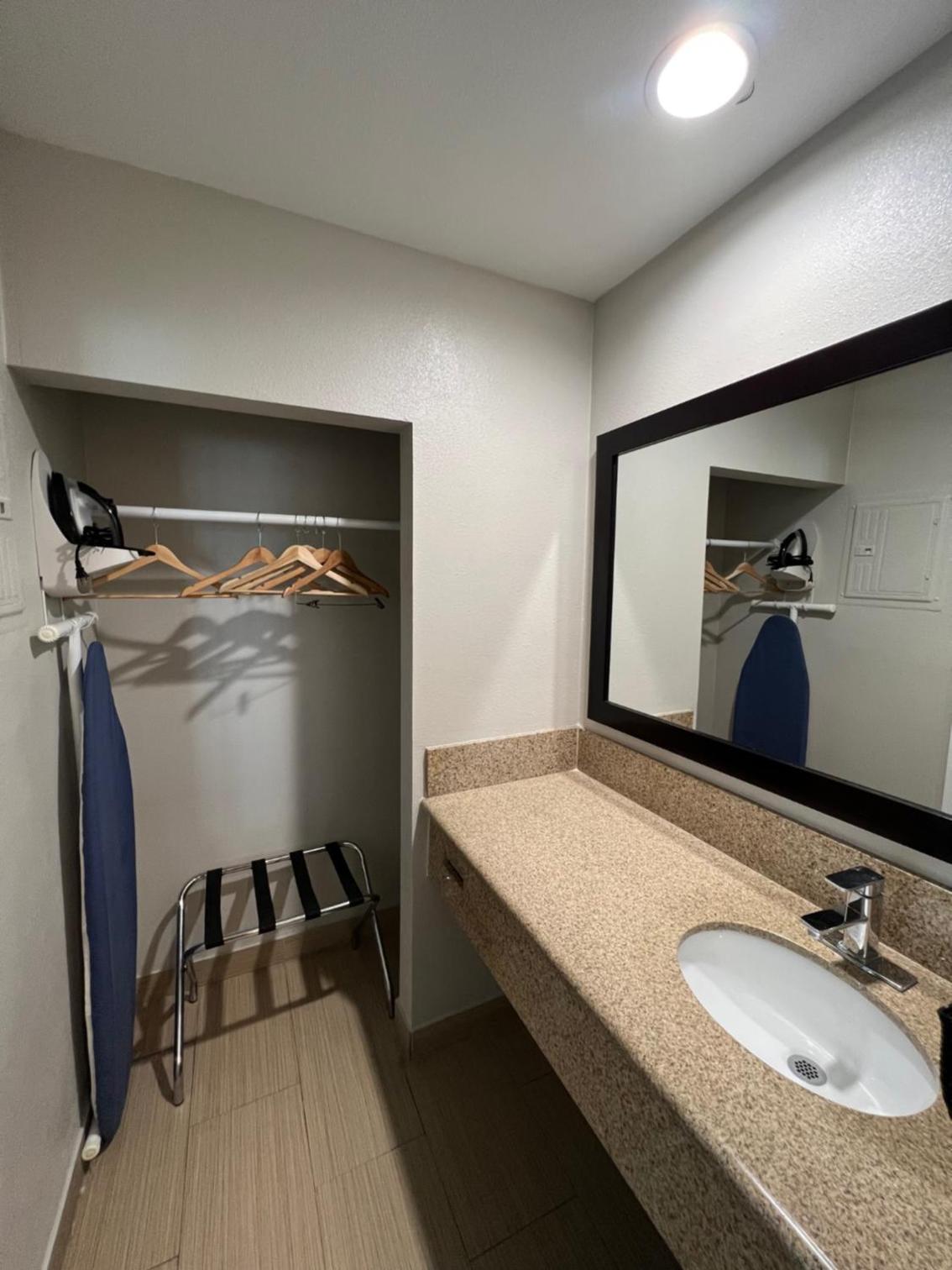 Deluxe Inn Hawthorne/ LAX