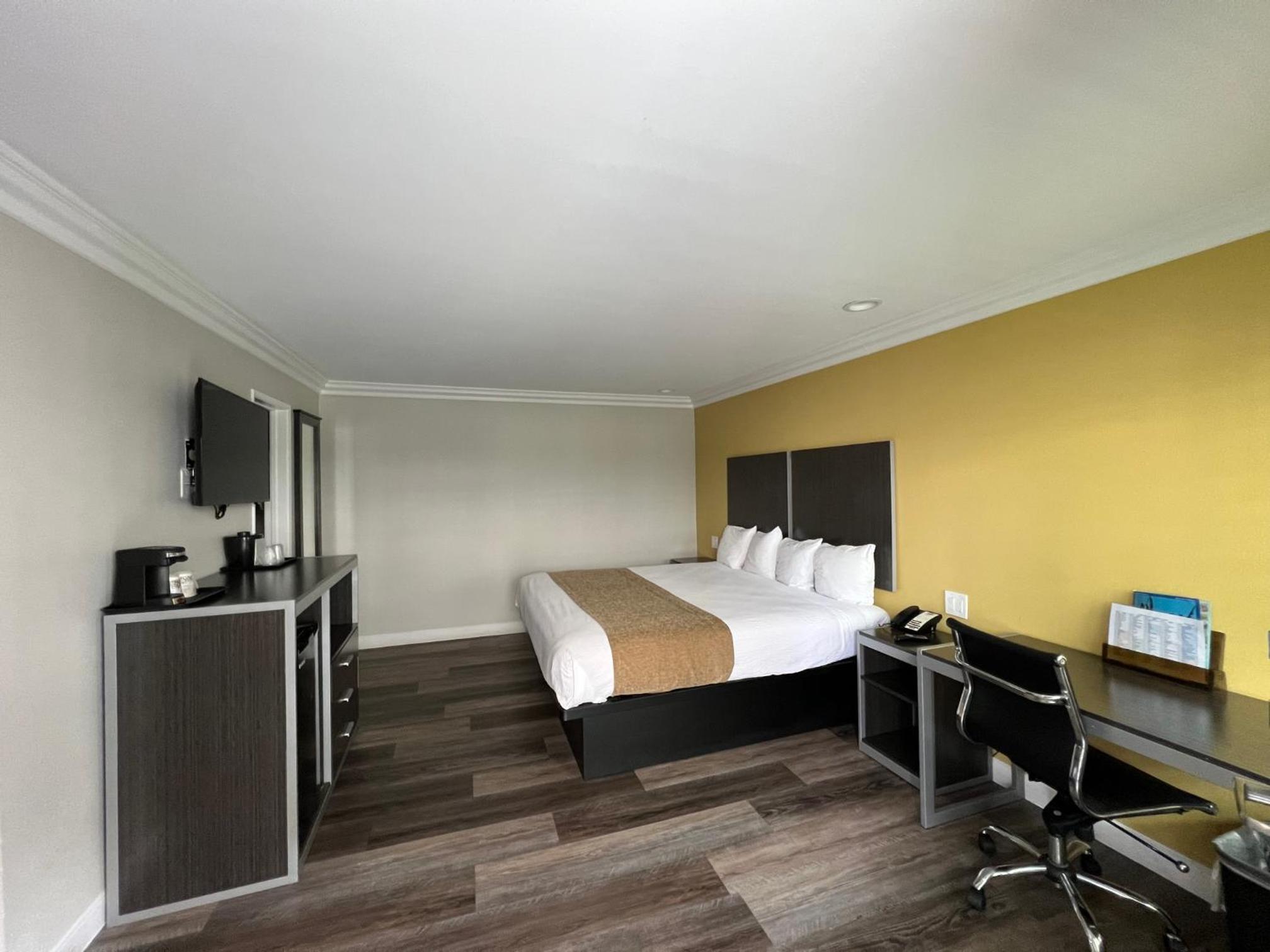 Deluxe Inn Hawthorne/ LAX