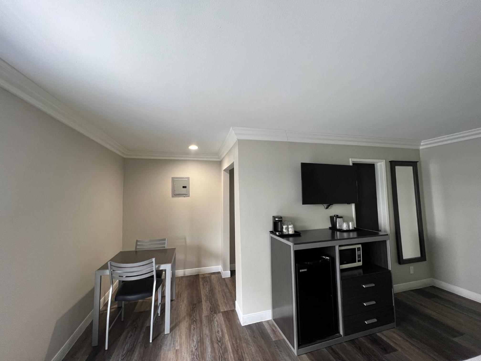 Deluxe Inn Hawthorne/ LAX