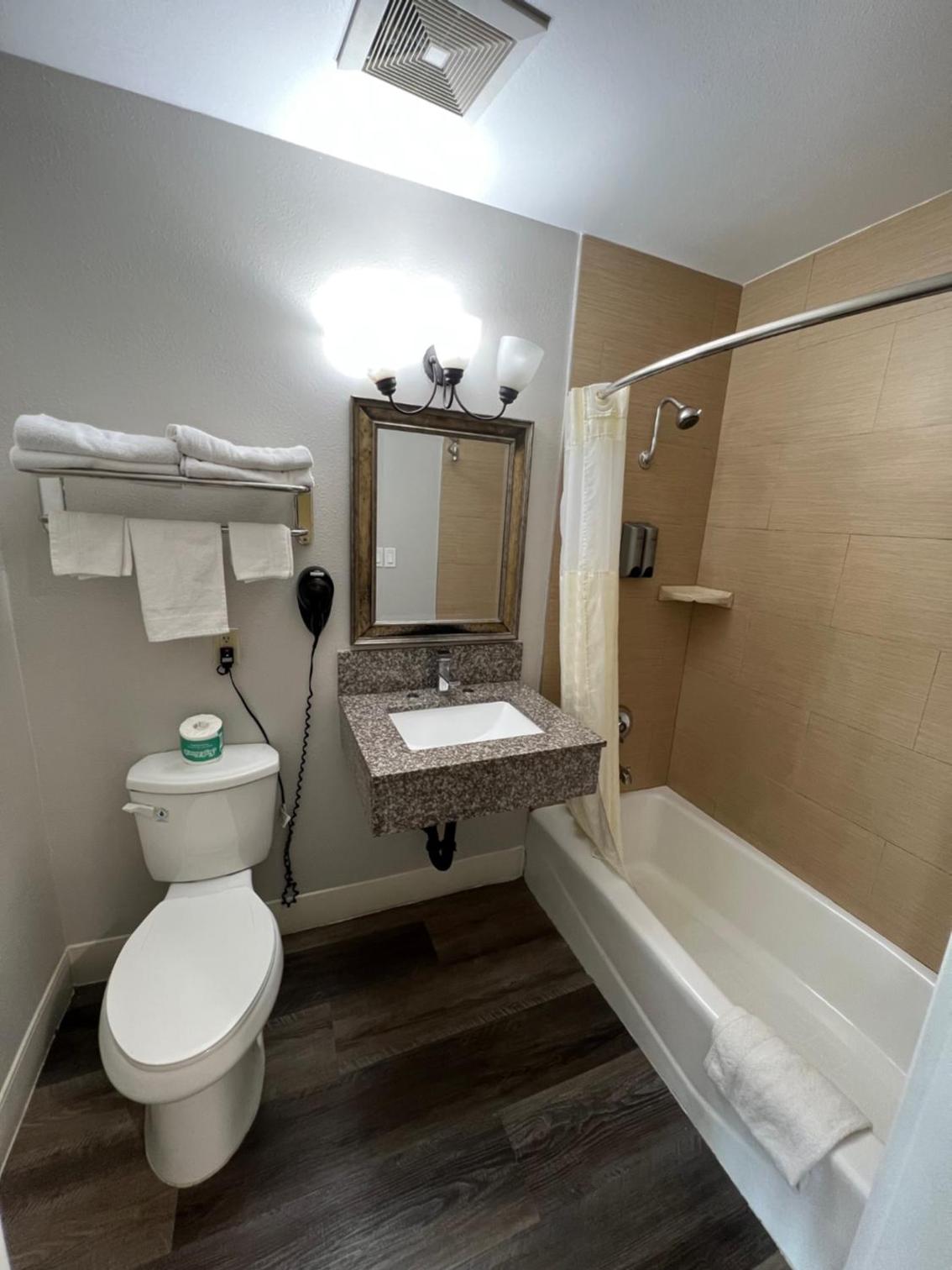 Deluxe Inn Hawthorne/ LAX