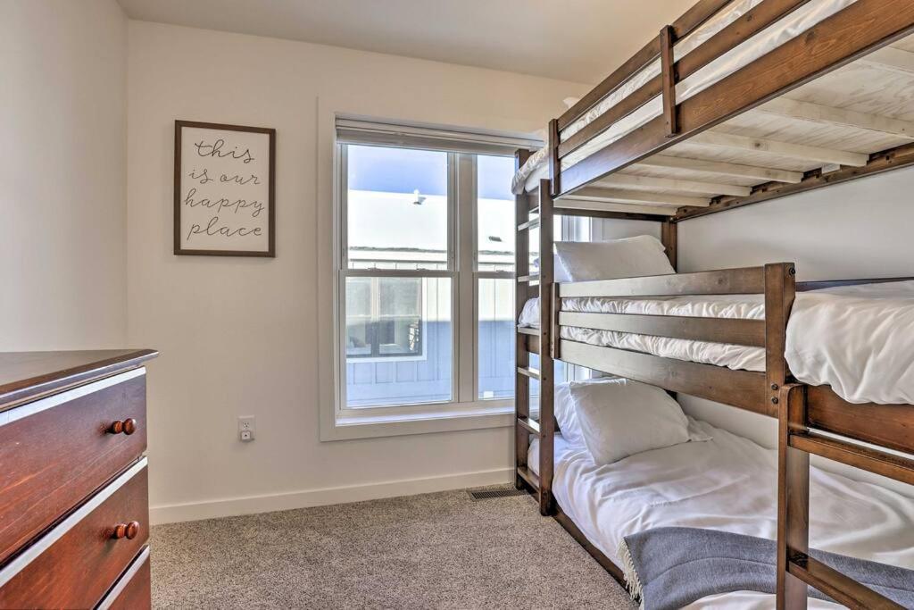 NEW! Modern Getaway w/ Hot Tub: Ski, Hike & Bike! view 4