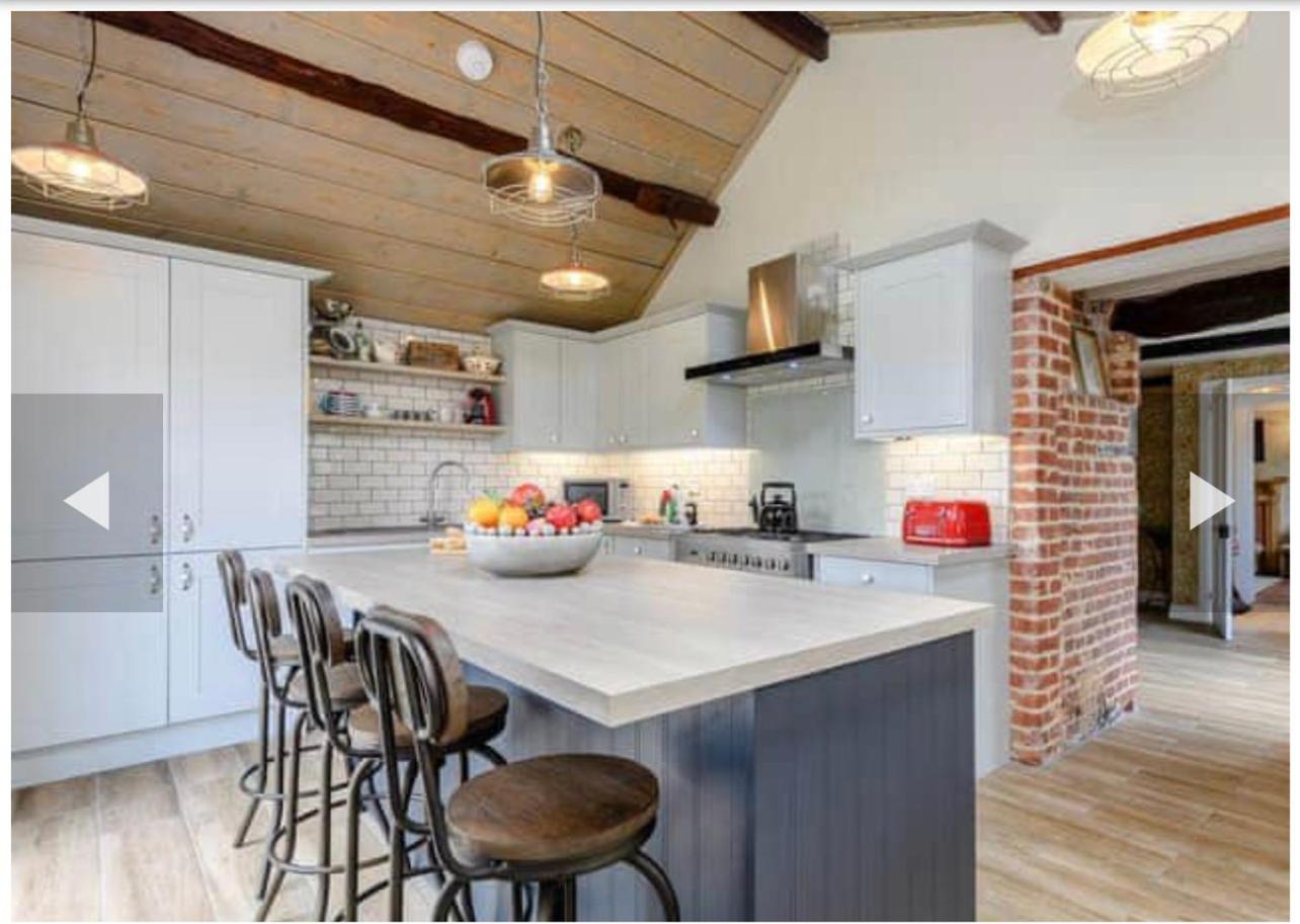 West Cottage. Central, beautiful, 2 mins to beach.