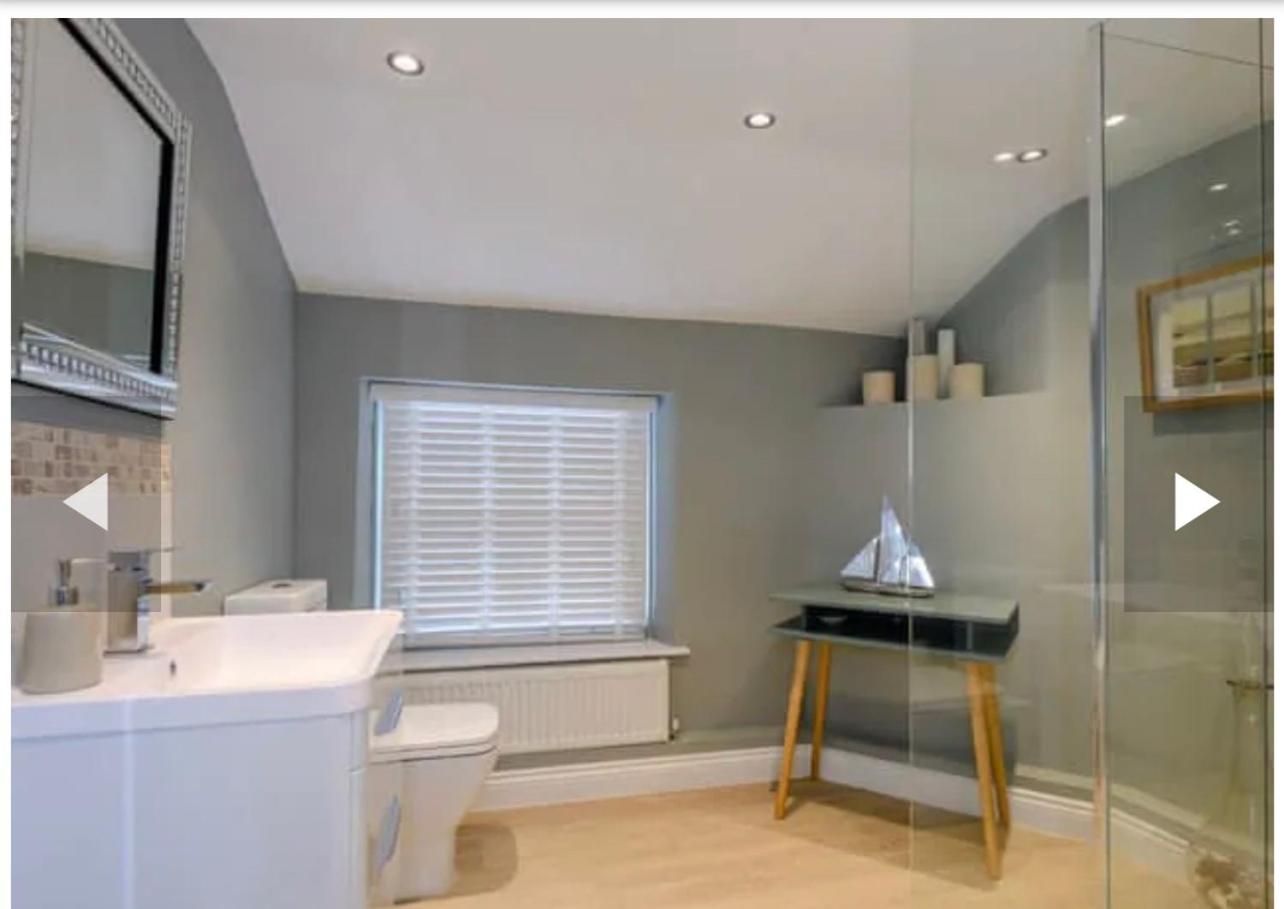 West Cottage. Central, beautiful, 2 mins to beach.