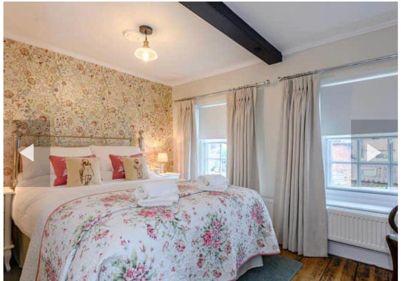 West Cottage. Central, beautiful, 2 mins to beach.