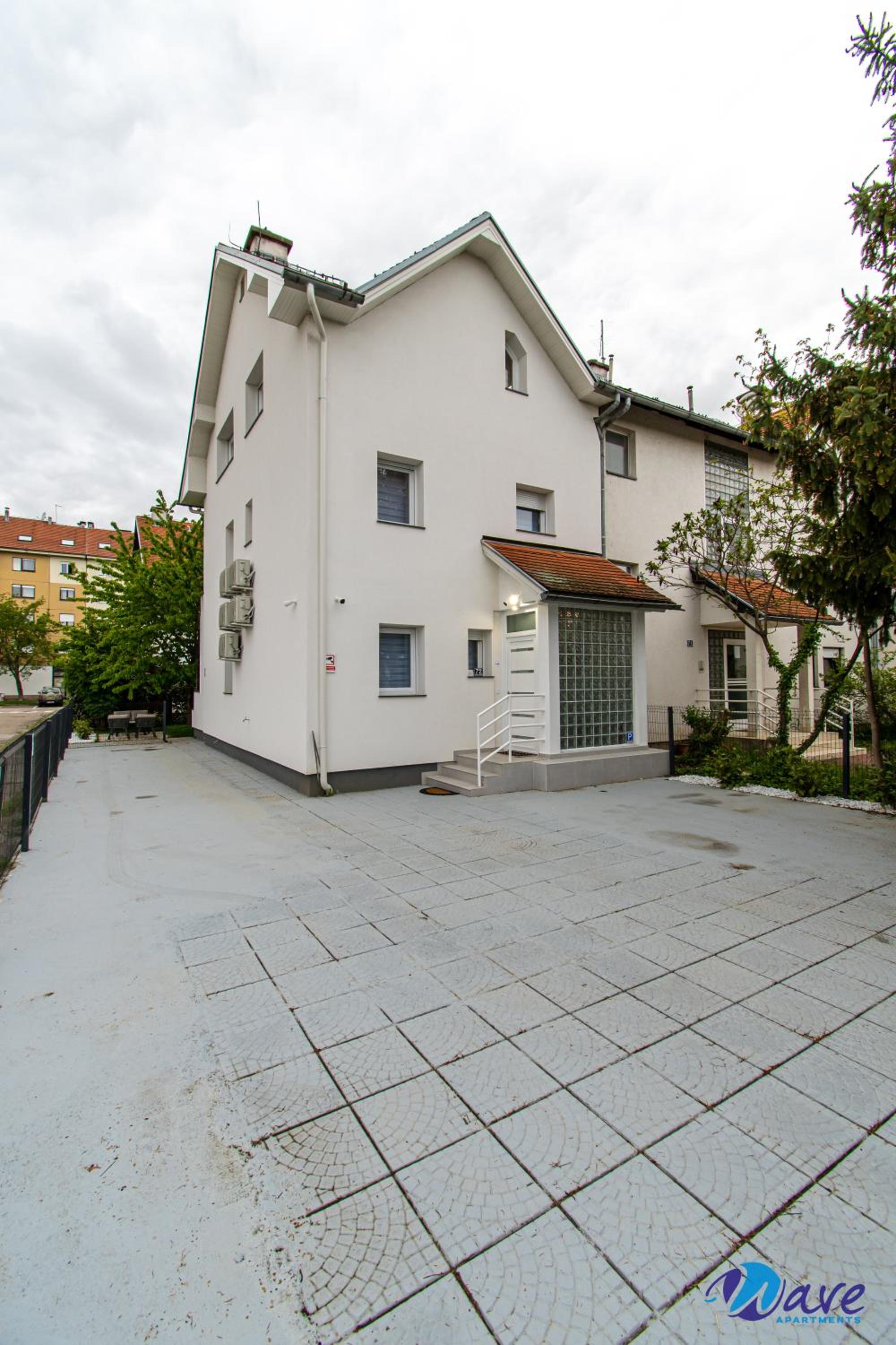 TWO BEDROOM MODERN APARTMENT near the AIRPORT