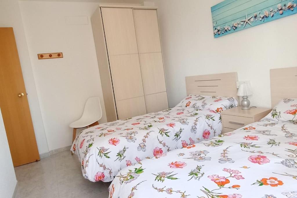 Apartamento céntrico en la playa con piscina.