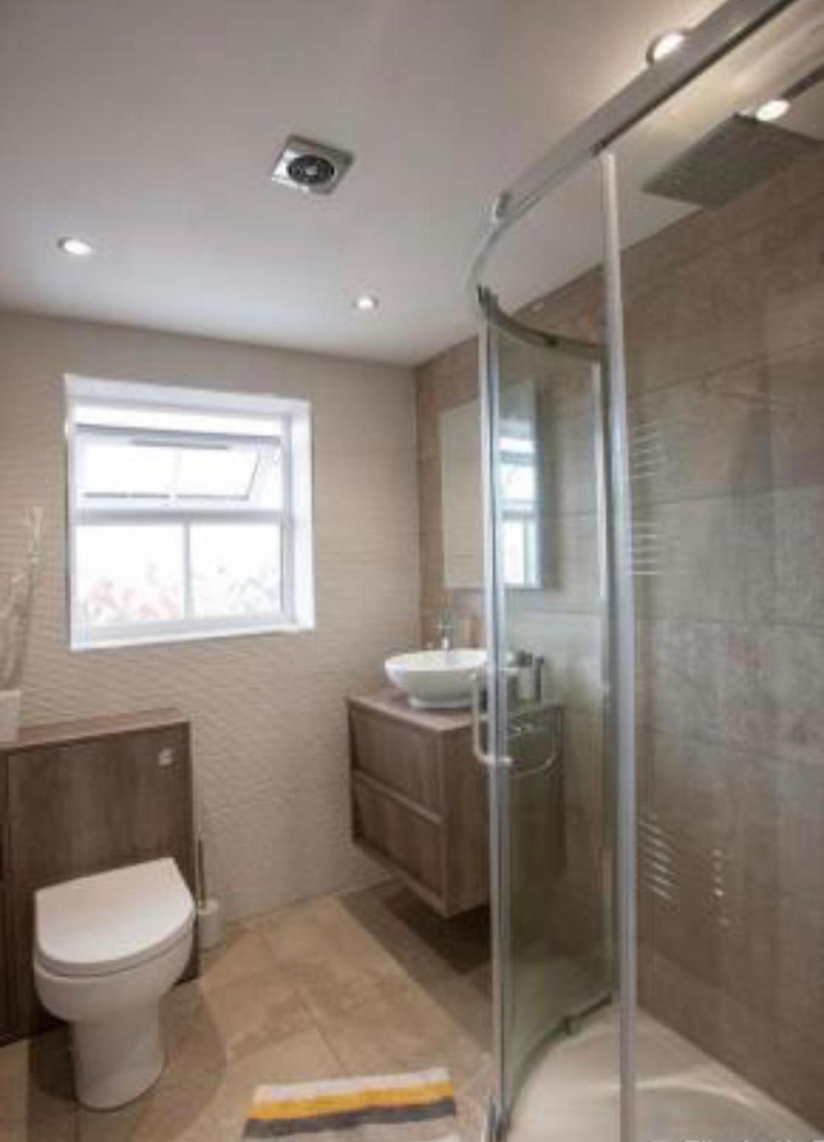 Beautiful 5 bedroom house in great location. view 2