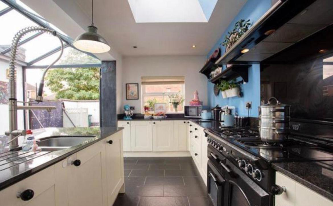 Beautiful 5 bedroom house in great location. view 3