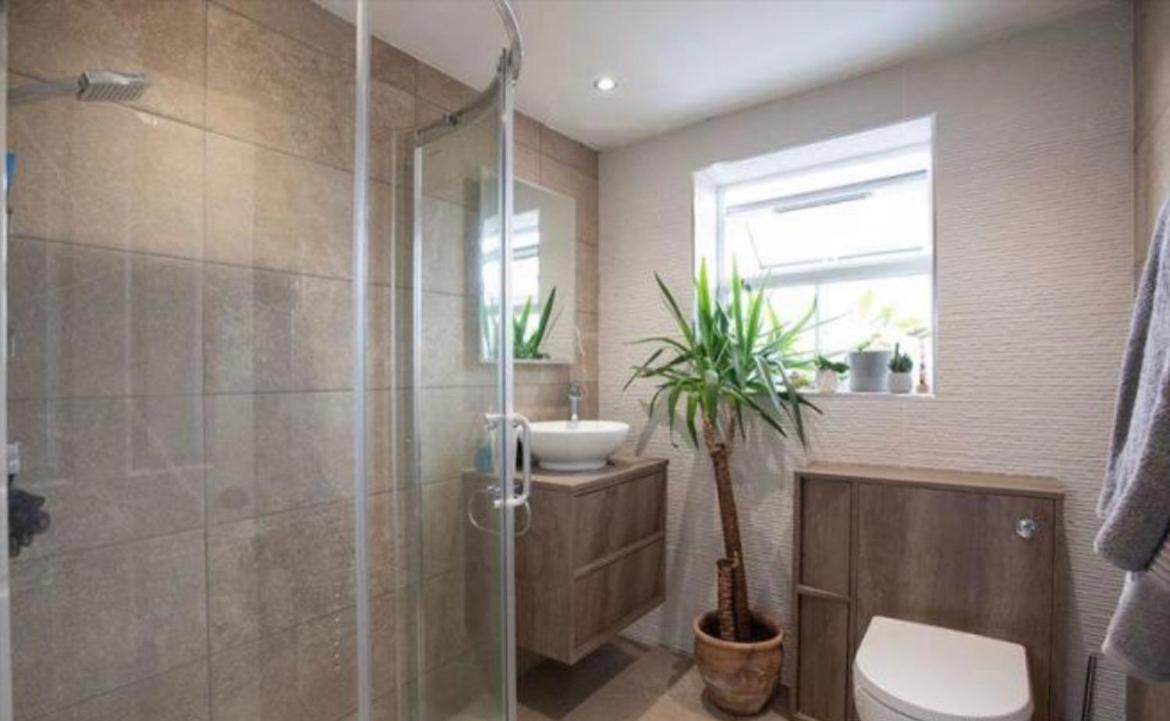 Beautiful 5 bedroom house in great location. view 4