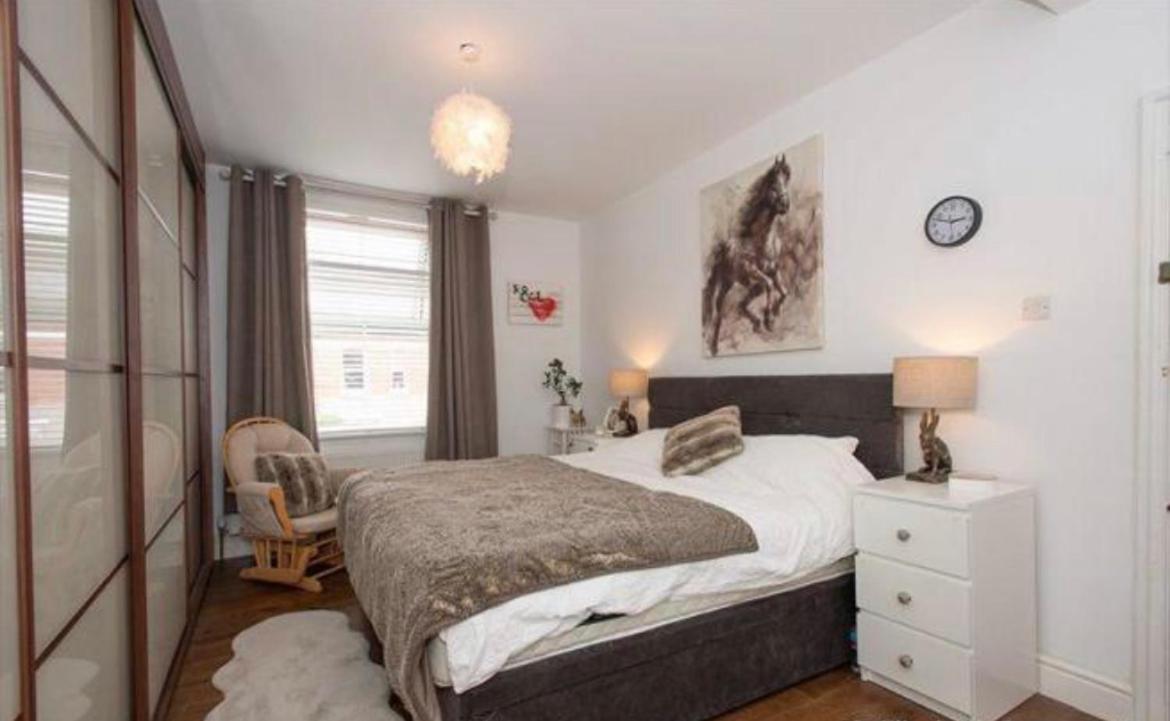 Beautiful 5 bedroom house in great location. view 5