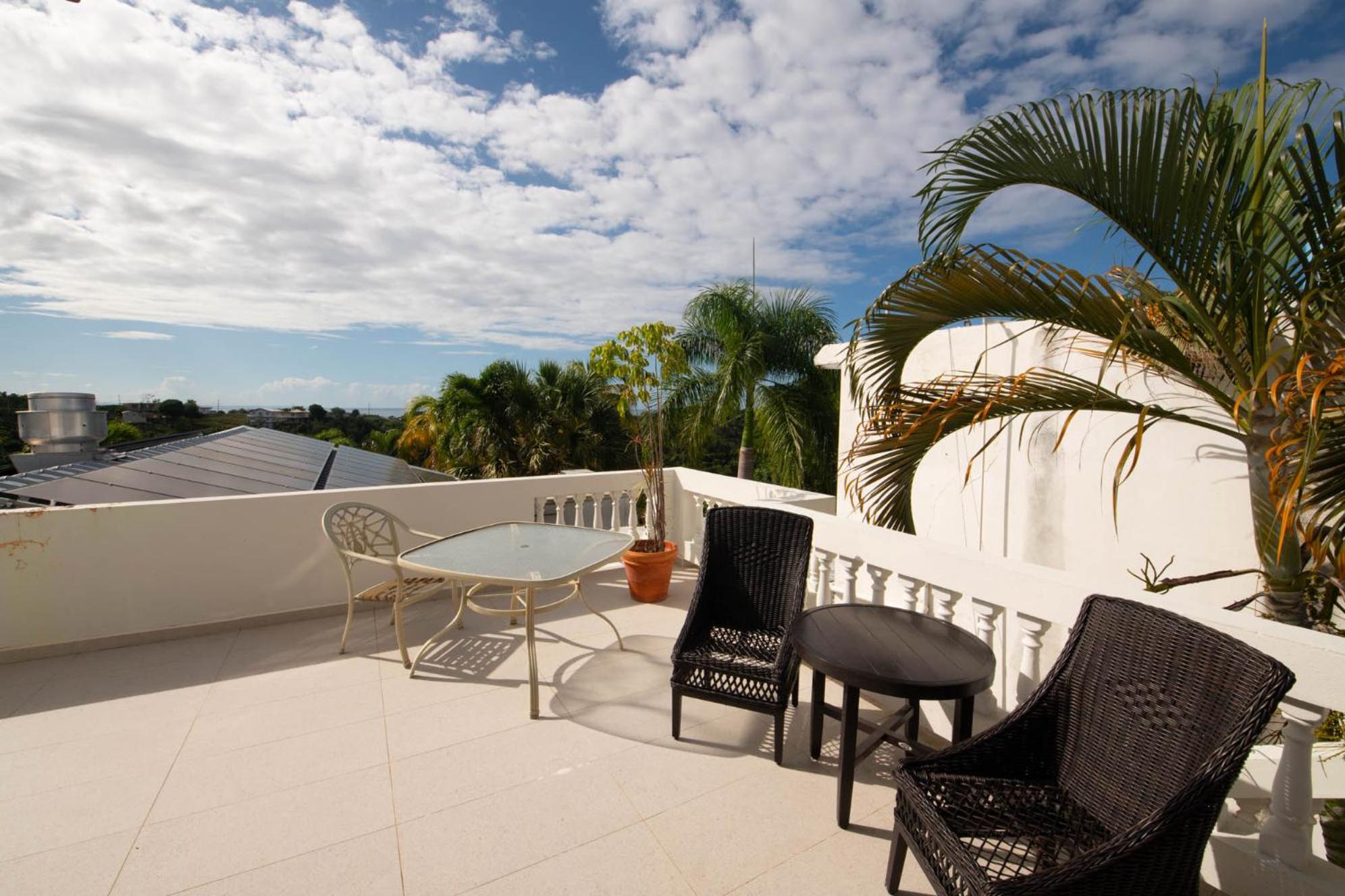 Hotel Lazy Parrot Inn - Image 1