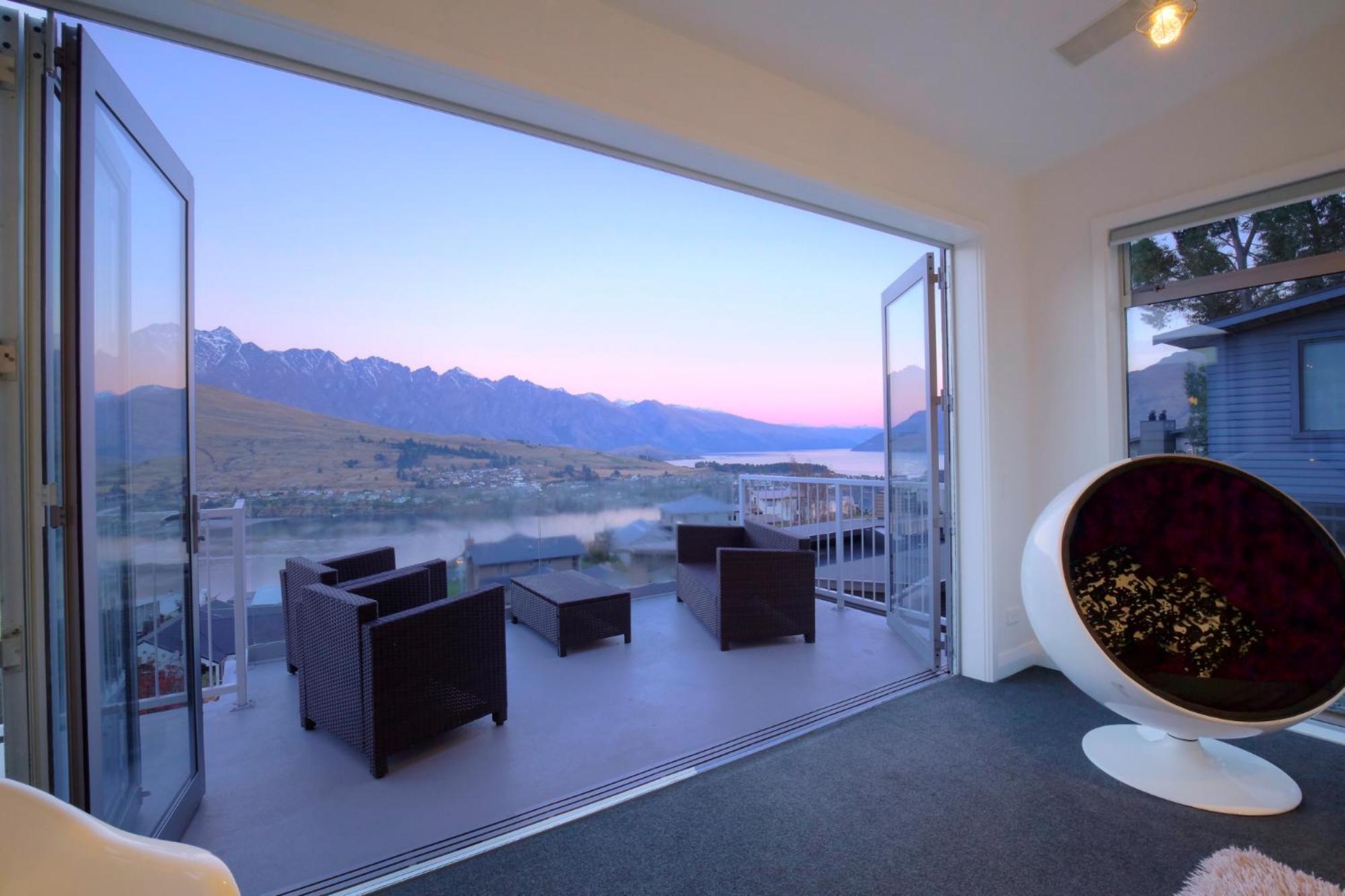 Hensman Haven - Queenstown Holiday Home view 2