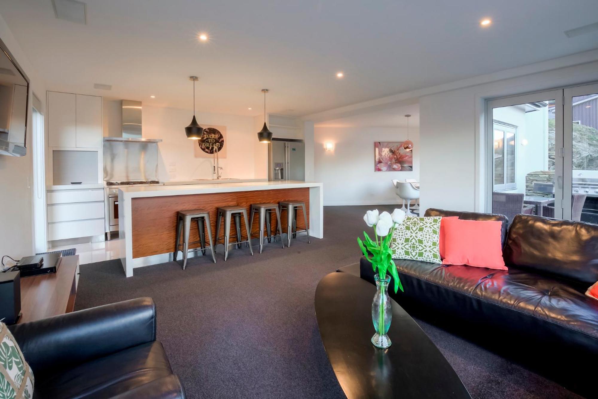 Hensman Haven - Queenstown Holiday Home view 5