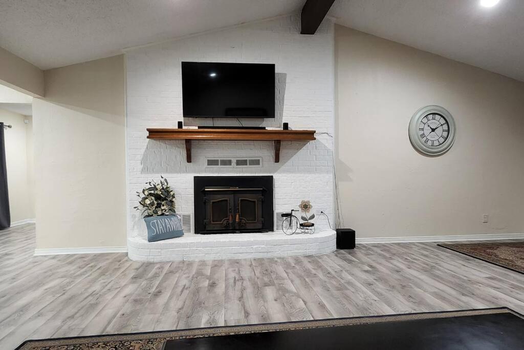 Modern 10 Acre Horse Ranch-Walk to Lake Ray Robert view 4