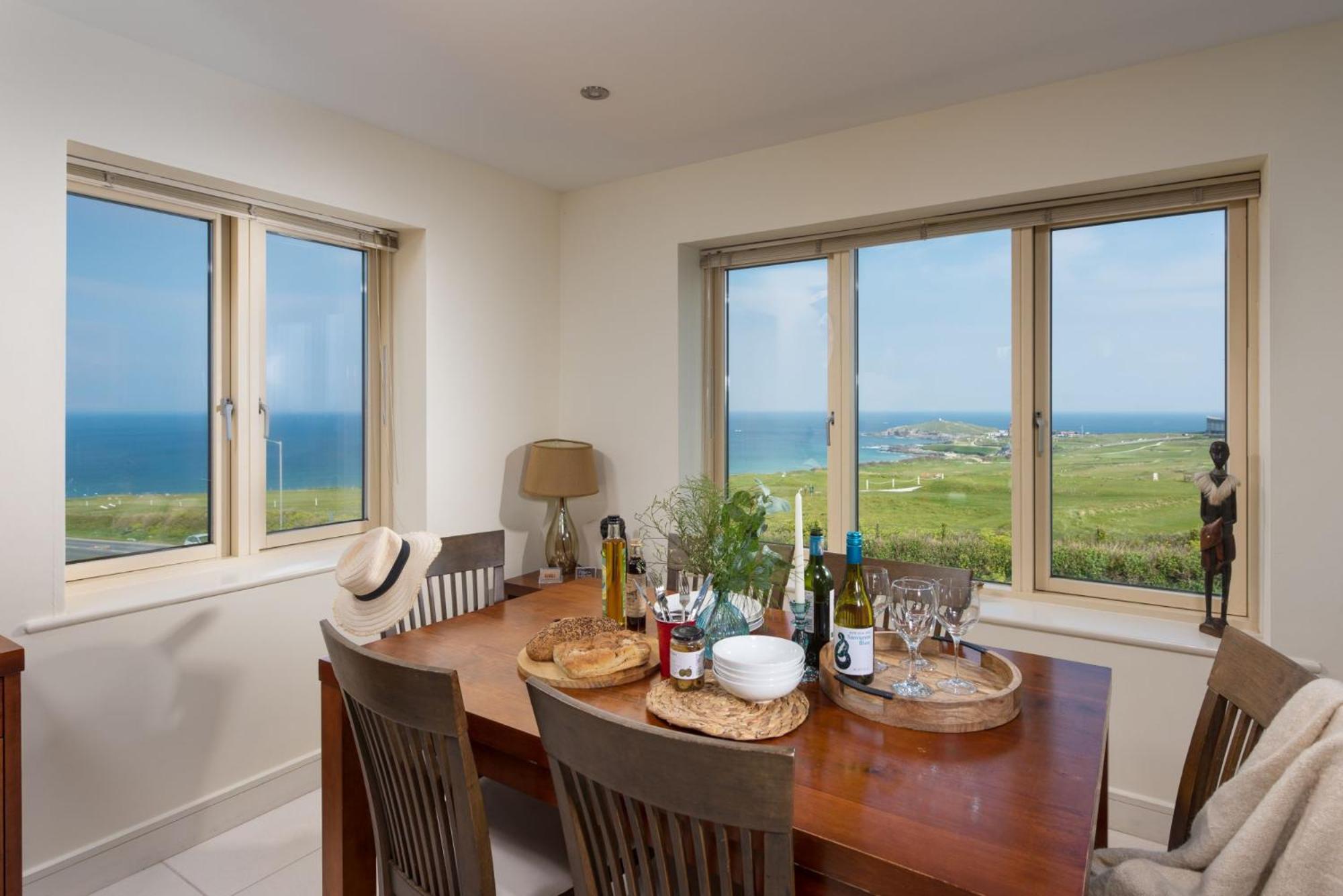 5 The Vista, Newquay - Short Walk to Beach - Free Parking and Wi-Fi - Stunning Views view 2