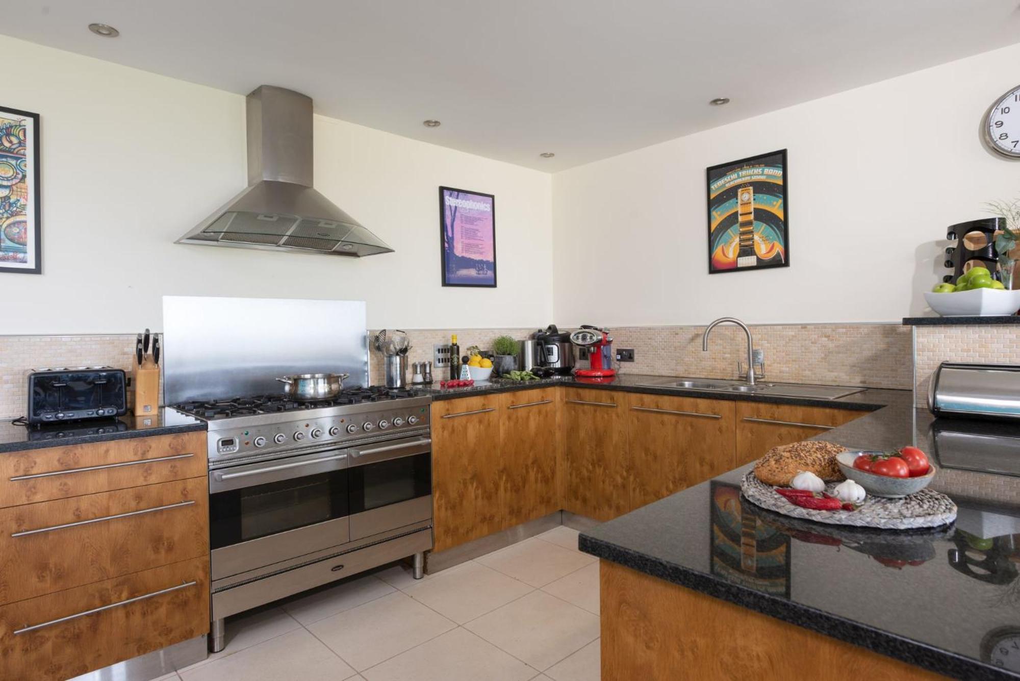 5 The Vista, Newquay - Short Walk to Beach - Free Parking and Wi-Fi - Stunning Views view 4