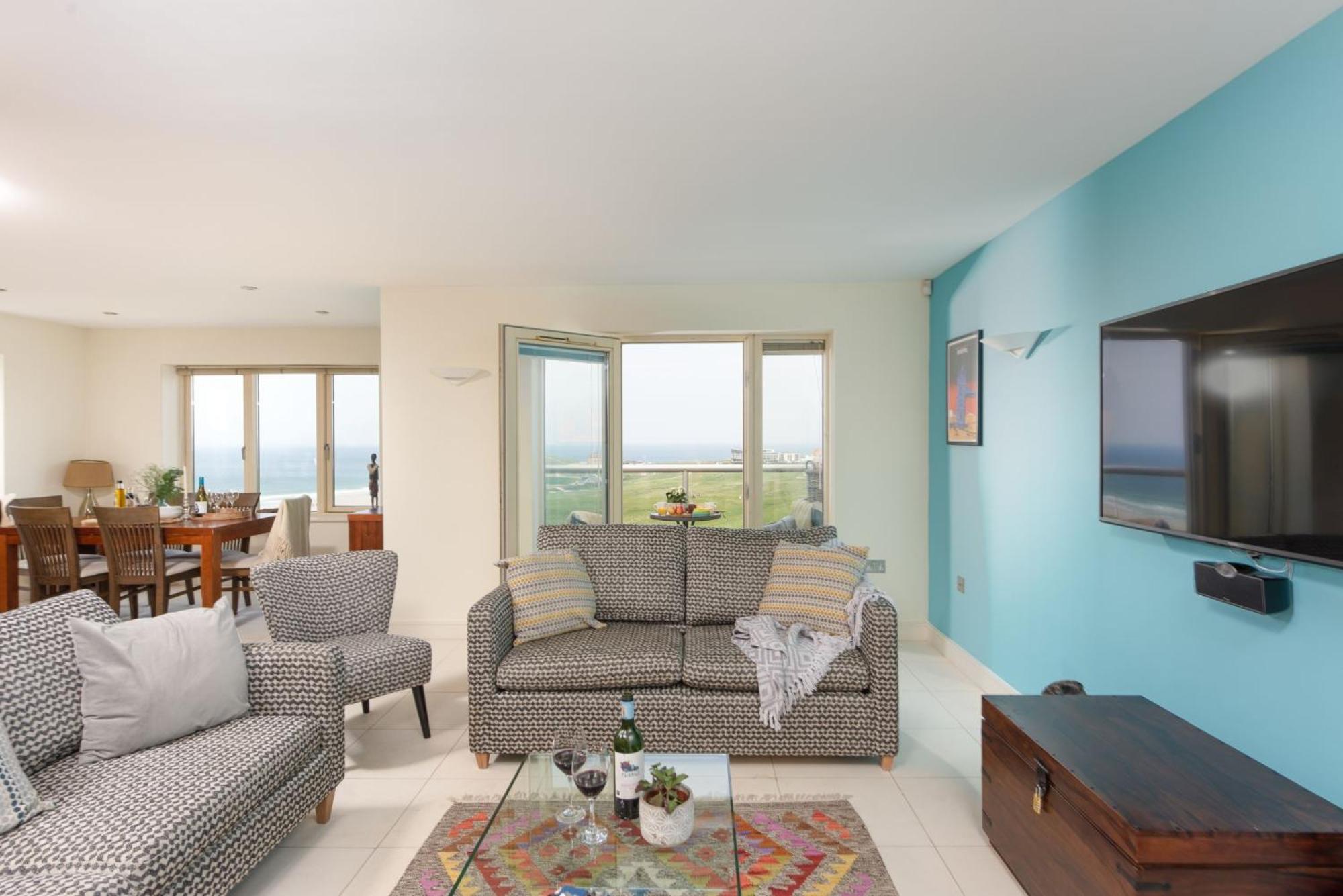 5 The Vista, Newquay - Short Walk to Beach - Free Parking and Wi-Fi - Stunning Views view 3