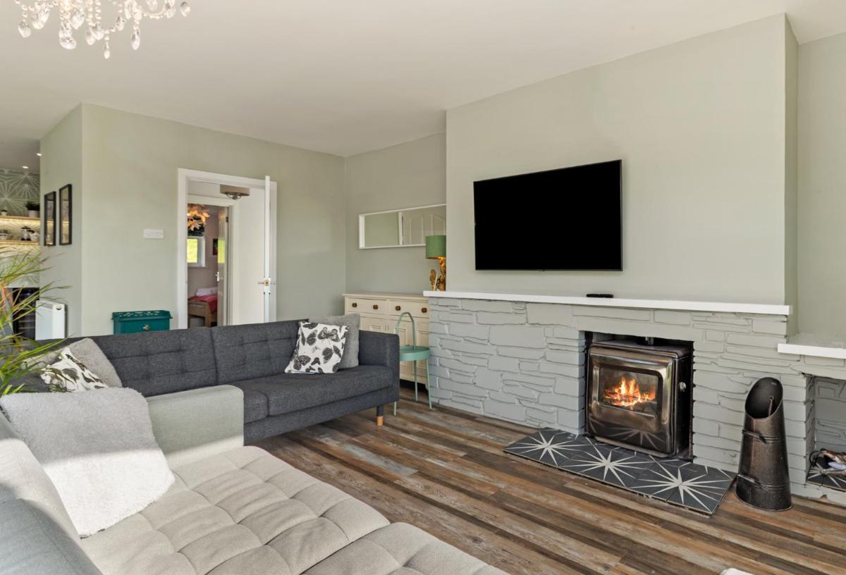 Solace - Beautiful Cottage, Views over the Wooded Valley view 2