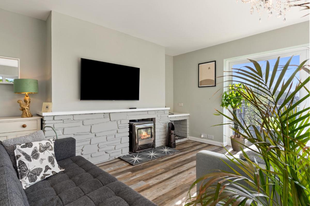 Solace - Beautiful Cottage, Views over the Wooded Valley view 5