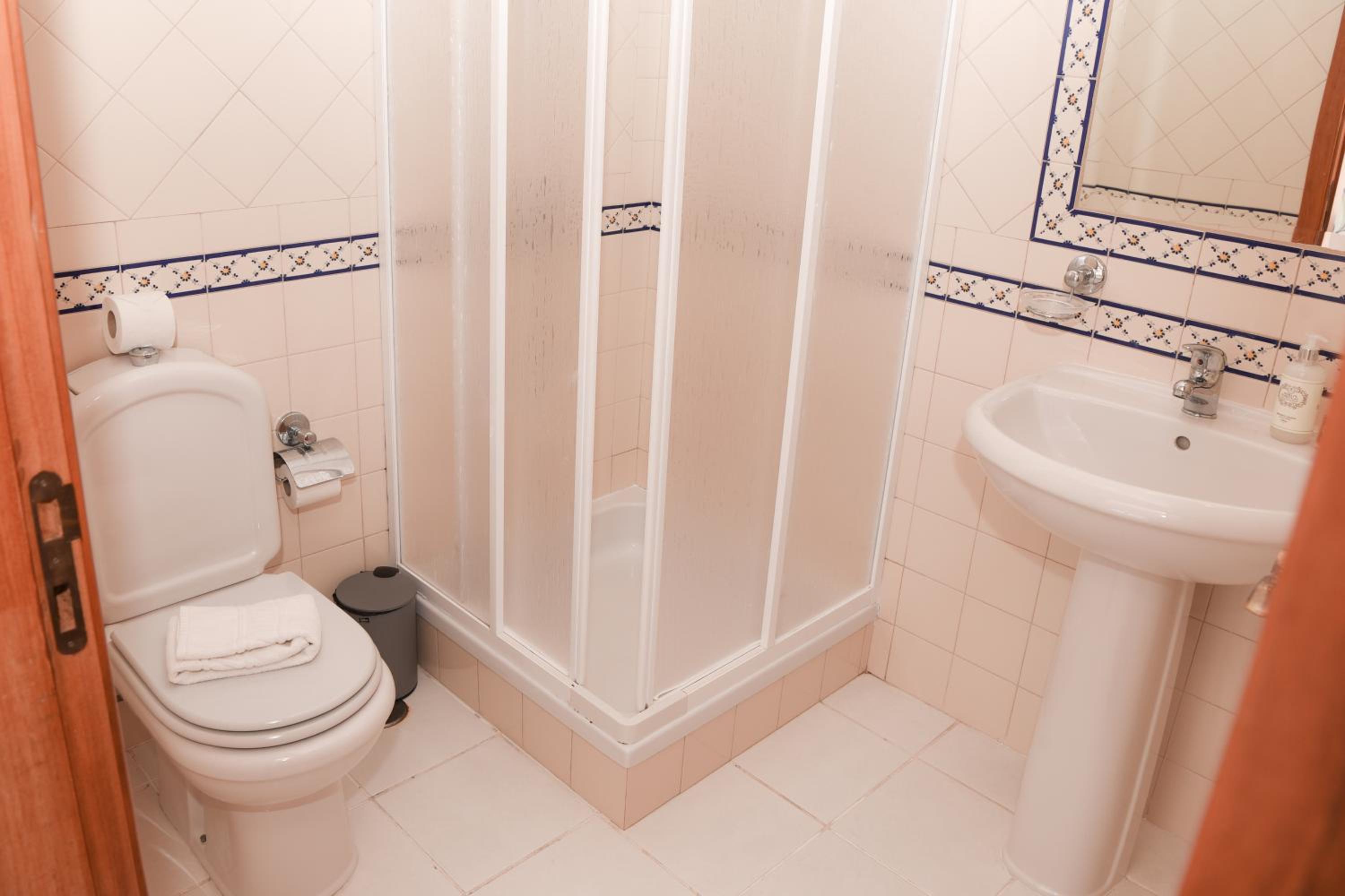 Casa Querida en Óbidos — bathroom