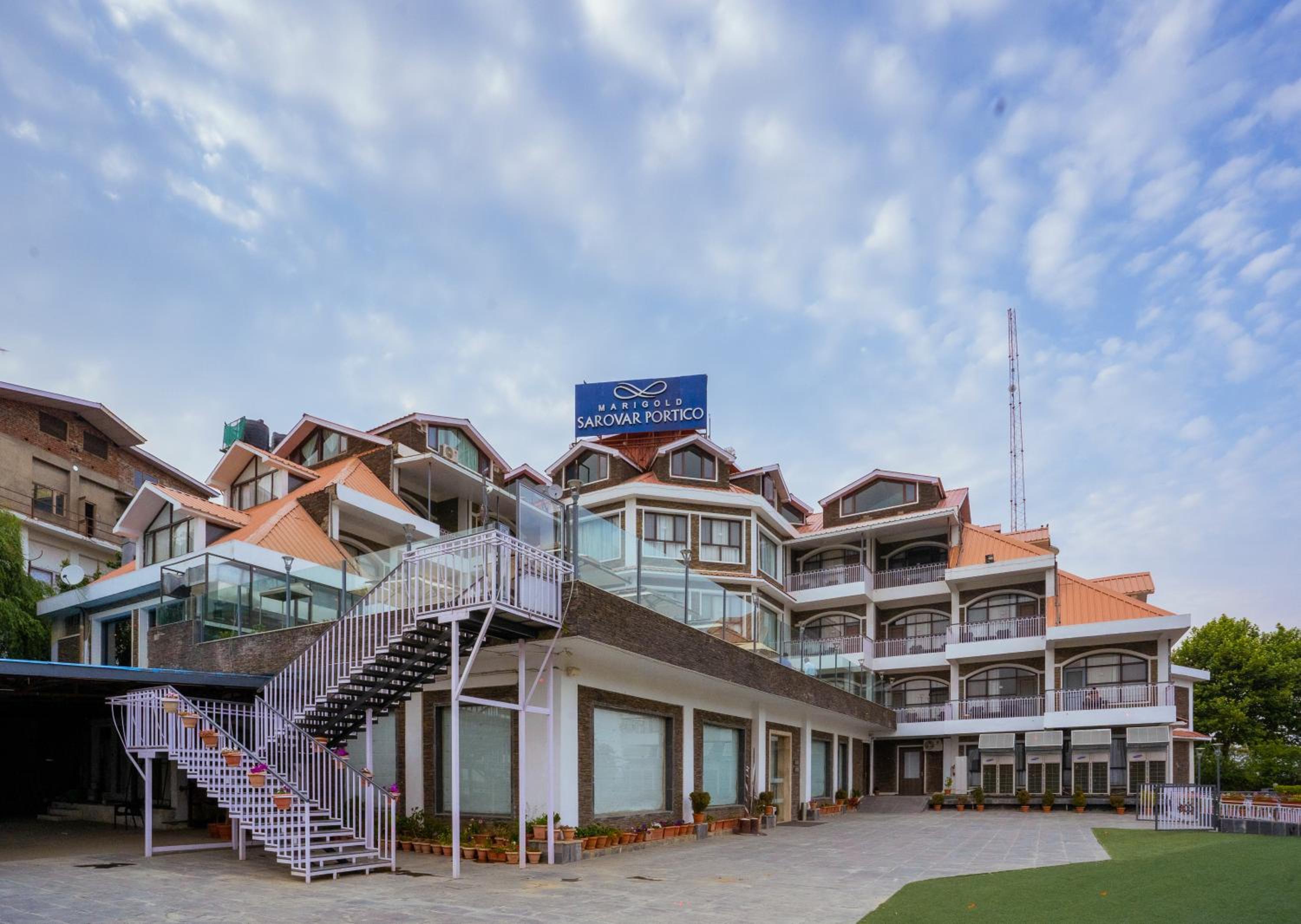Marigold Sarovar Portico Shimla with Heated pool and AC Rooms-A Resort cottage and SPA