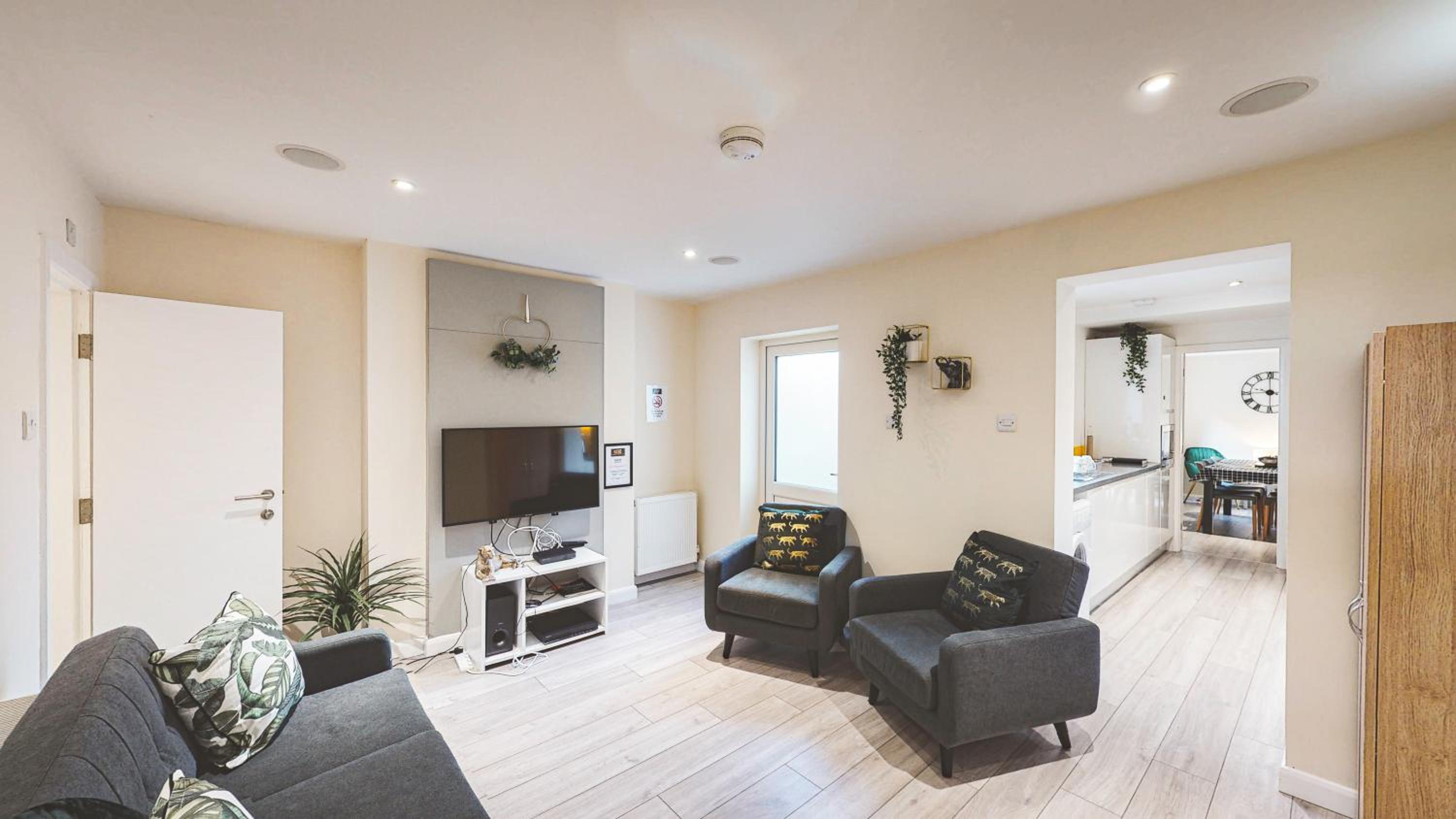 Spacious 4-bed house in Crewe by 53 Degrees Property, ideal for Contractors & Business, FREE parking - sleeps 7 view 5