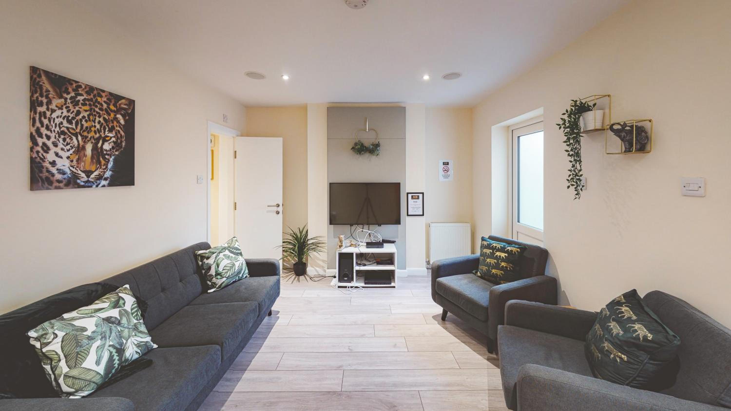 Spacious 4-bed house in Crewe by 53 Degrees Property, ideal for Contractors & Business, FREE parking - sleeps 7 view 2