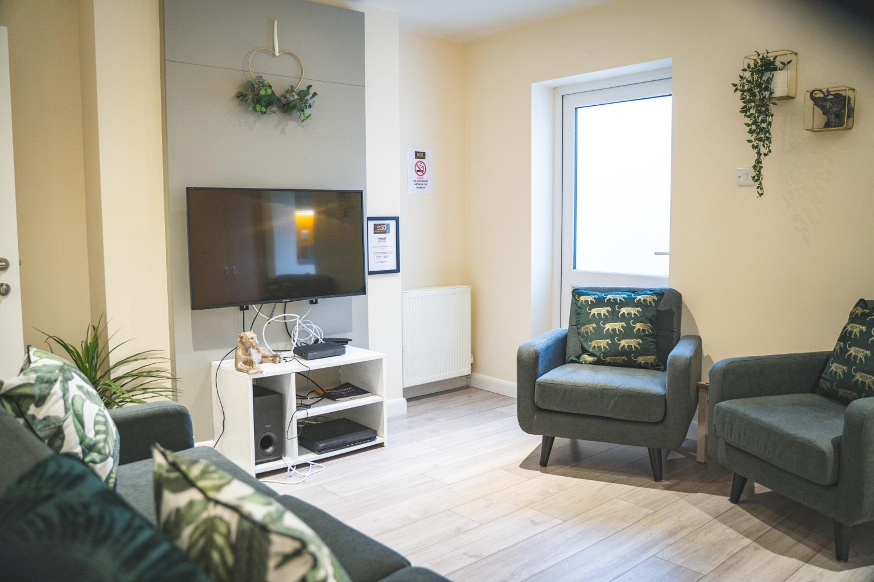 Spacious 4-bed house in Crewe by 53 Degrees Property, ideal for Contractors & Business, FREE parking - sleeps 7 view 3