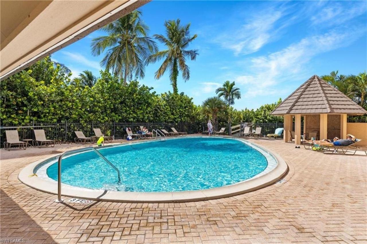 The "Sea-Winds" I Renovated Beachfront 2 Bed 2 Bath Condo view 4