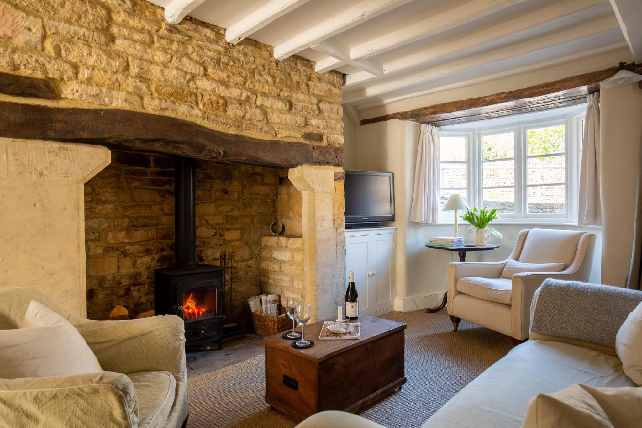 Gleneda Cottage - a renovated, traditional Cotswold cottage full of charm with fireplace and garden view 2