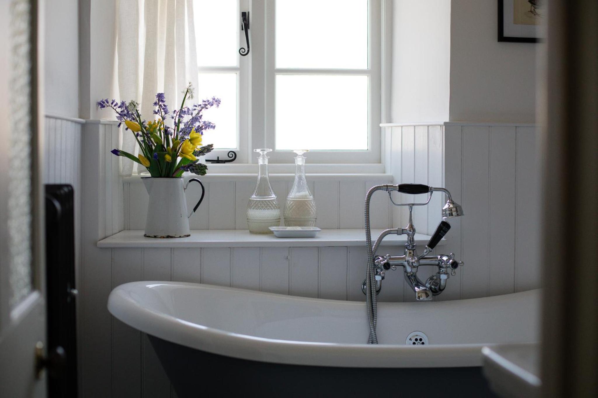 Gleneda Cottage - a renovated, traditional Cotswold cottage full of charm with fireplace and garden view 3