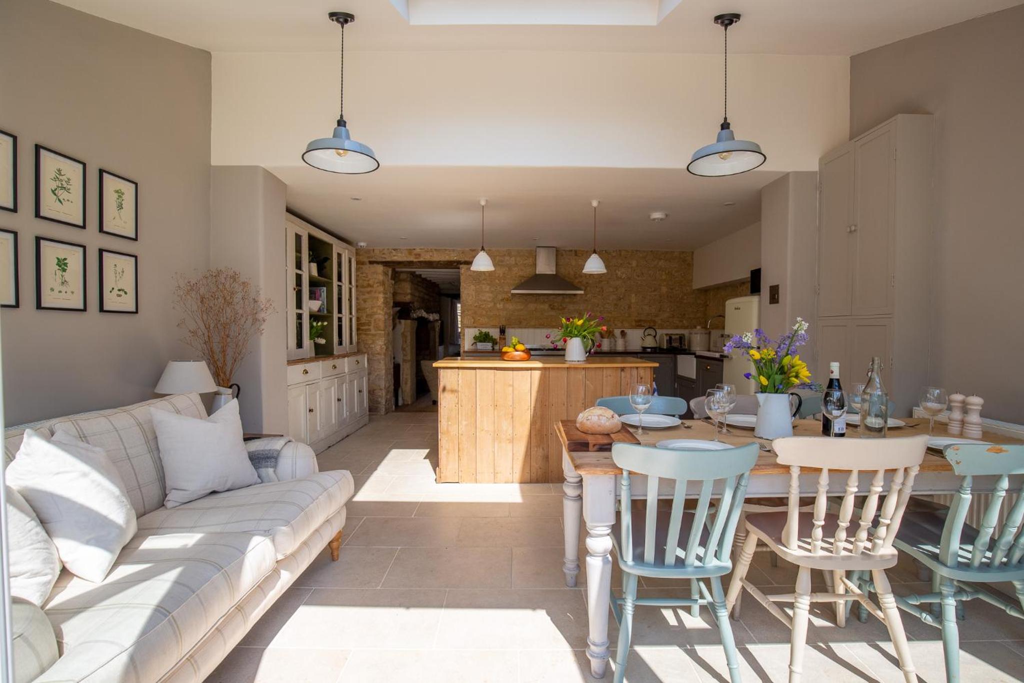 Gleneda Cottage - a renovated, traditional Cotswold cottage full of charm with fireplace and garden view 4