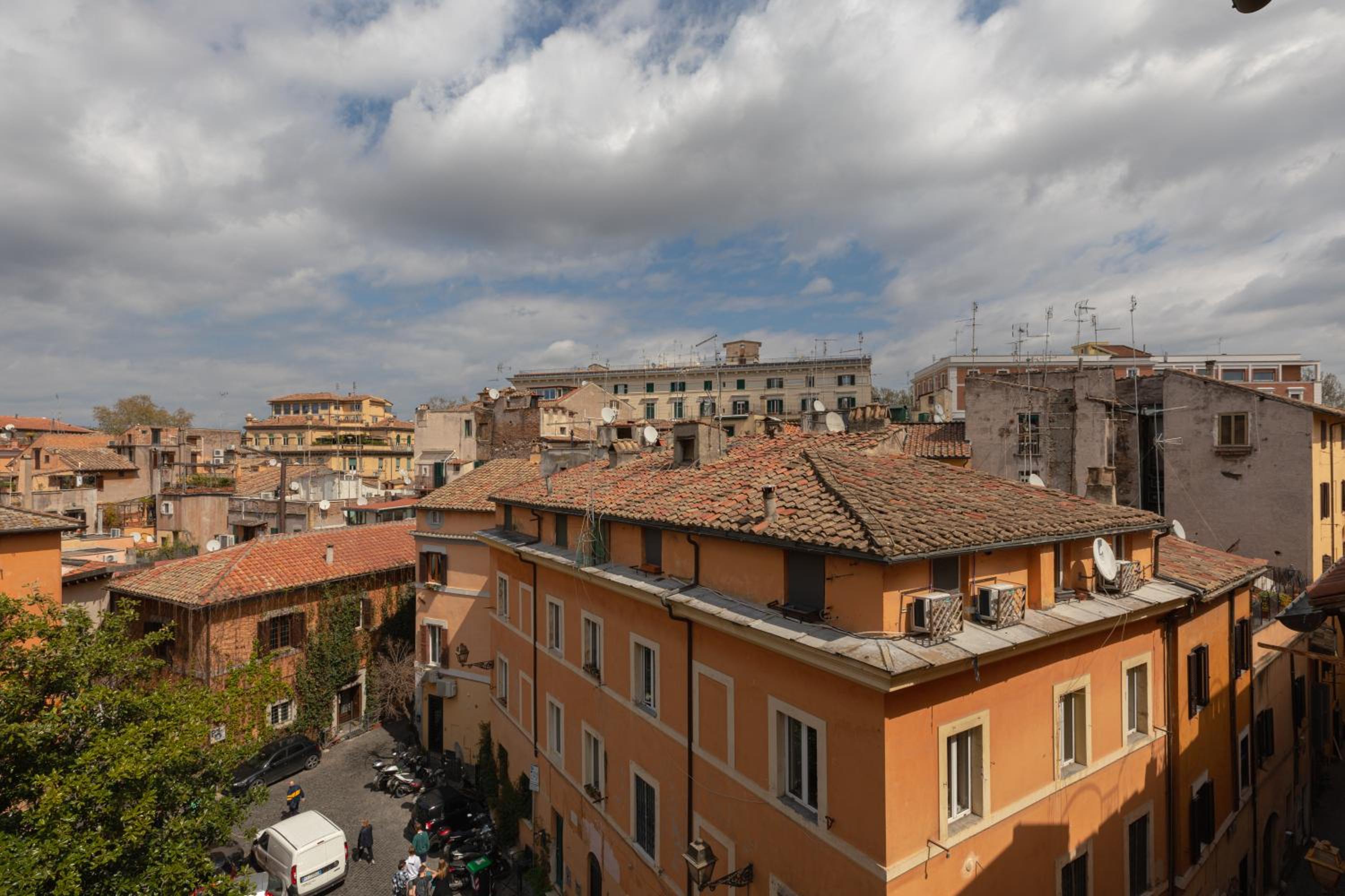 Amazing apartments with terrace or rooftop in Trastevere