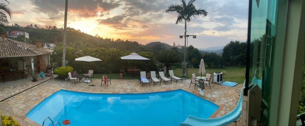Casa de campo, com quadra de Beach Tennis, Volei e Fut Volei próxima a SP!!