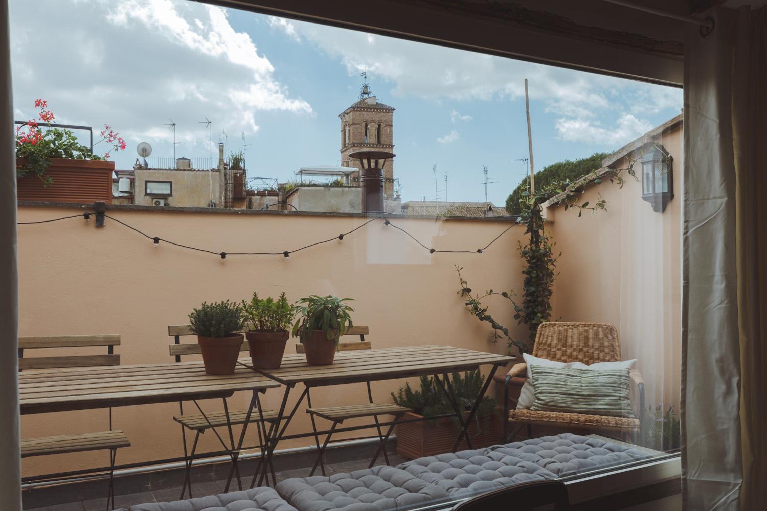 Amazing apartments with terrace or rooftop in Trastevere