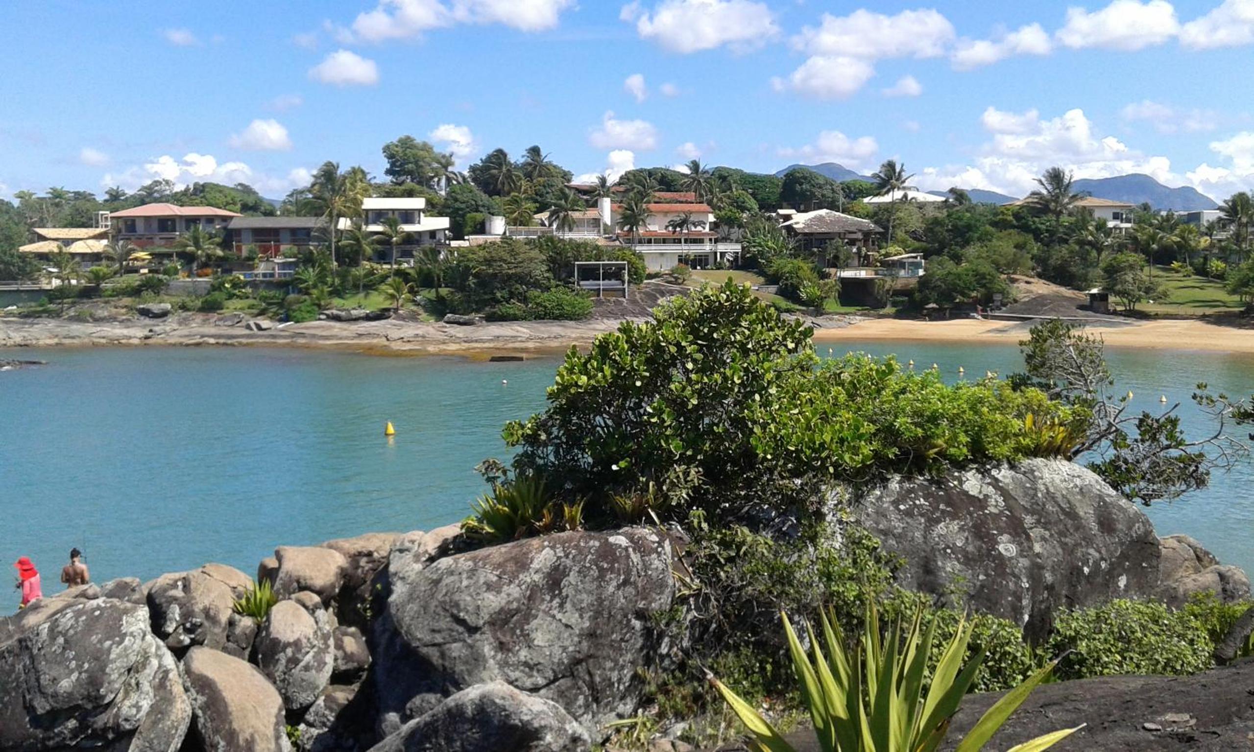 Lindo apartamento com Wi-Fi a 370m da Praia do Morro, próximo ao Marlim Azul e à Av Paris