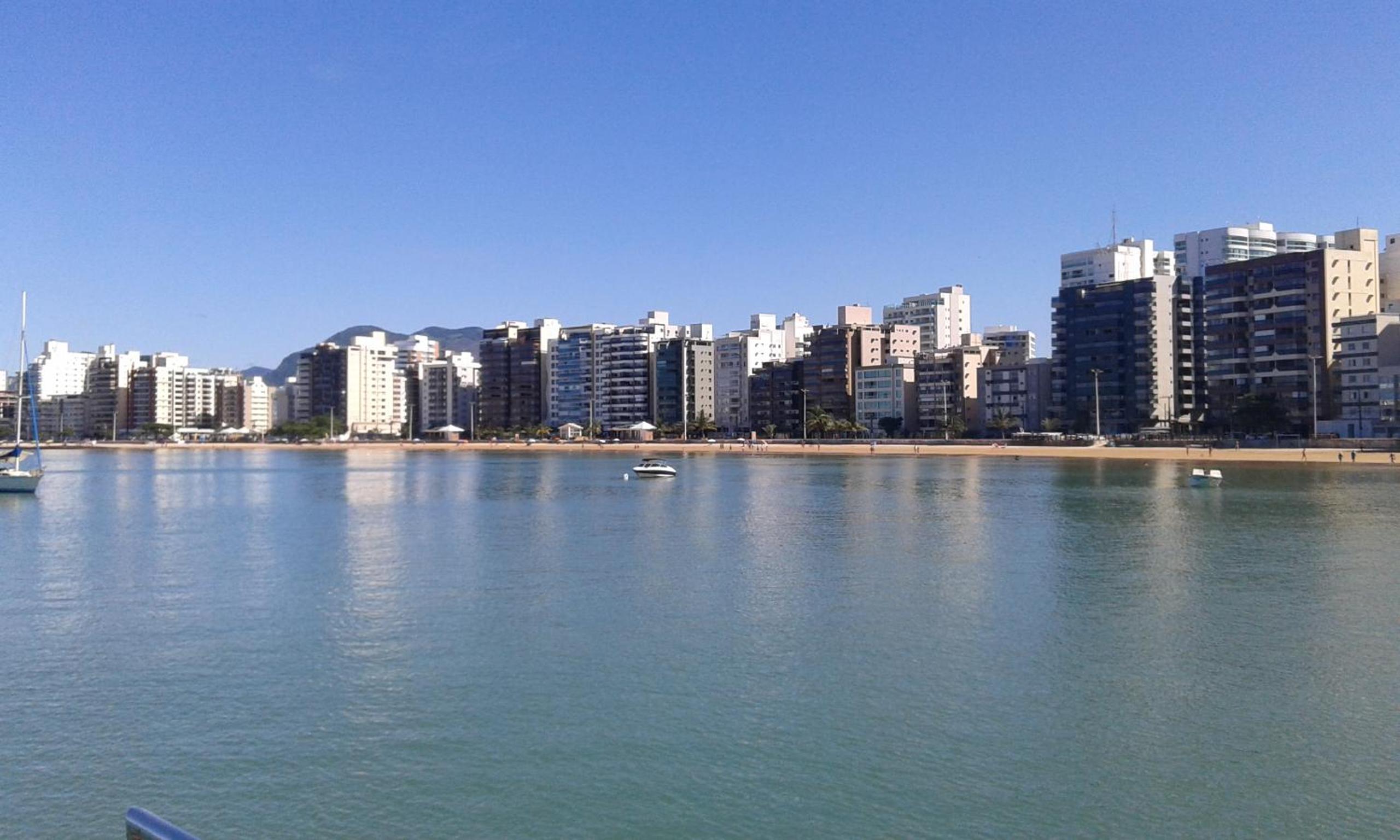Lindo apartamento com Wi-Fi a 370m da Praia do Morro, próximo ao Marlim Azul e à Av Paris