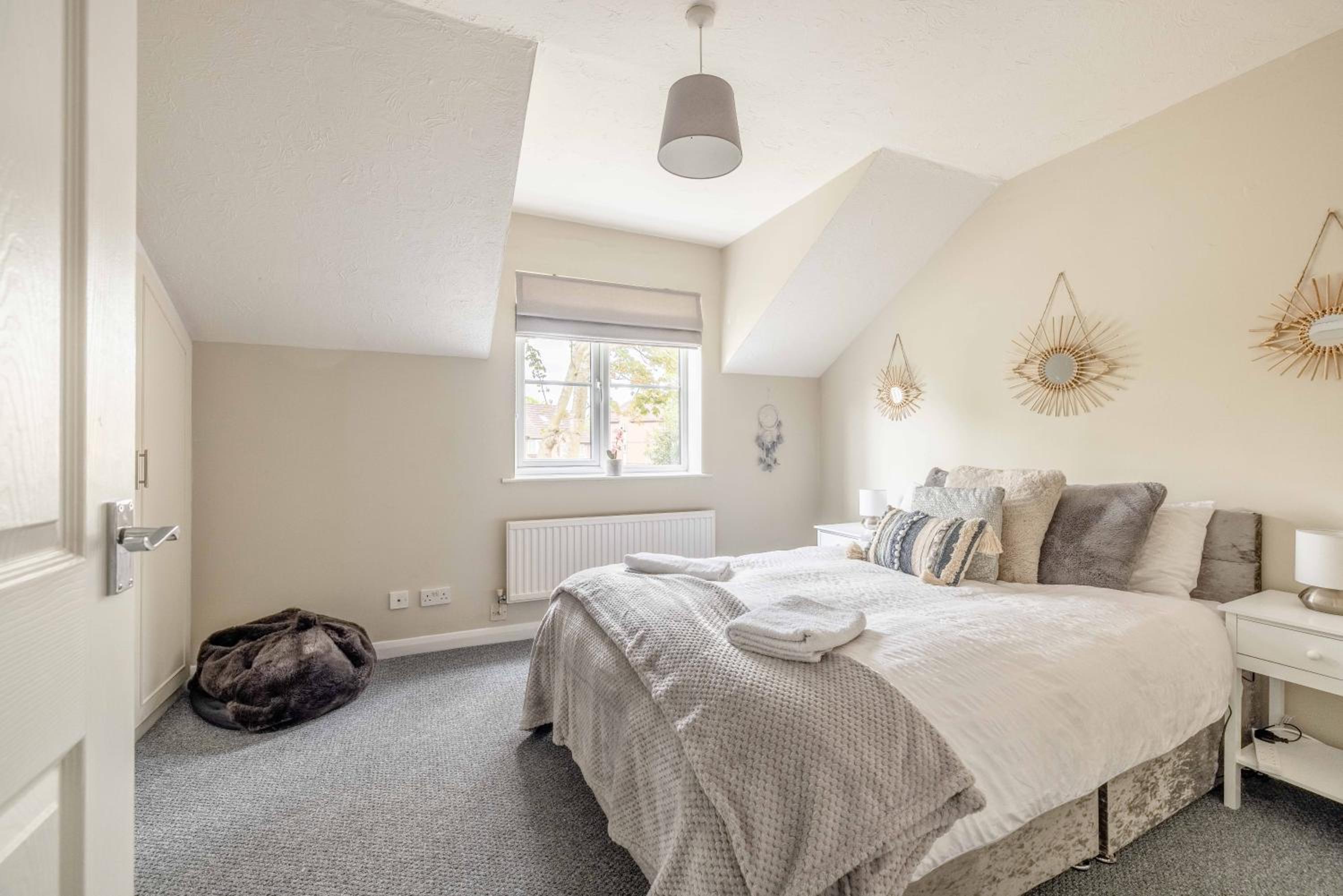Windsor Burnham Ascot Haven Sleeps 4 view 4