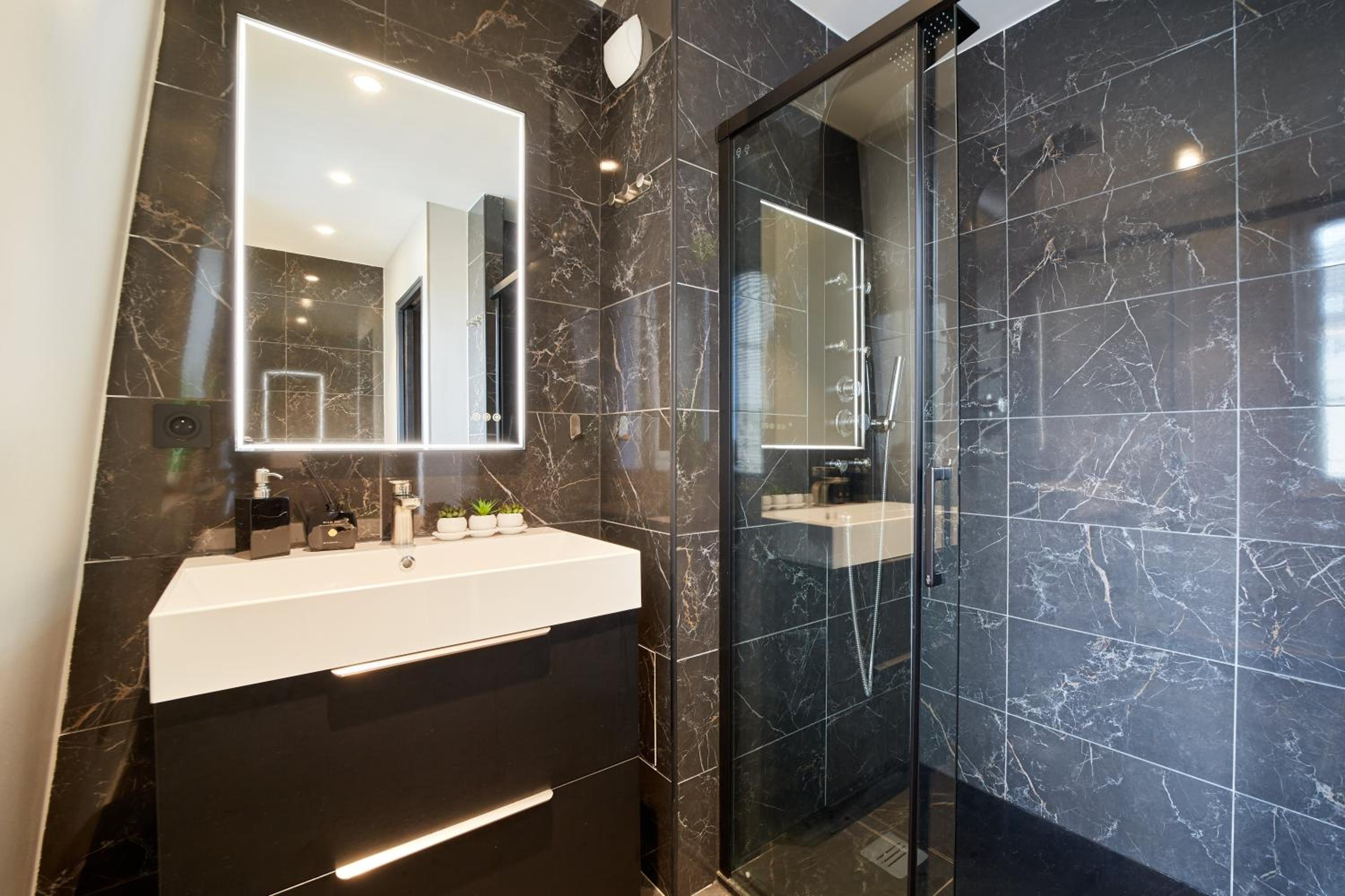 Hotel The Amiens Pearls ✩ Black Pearl ☆ Hyper Centre ☆ - Image 1