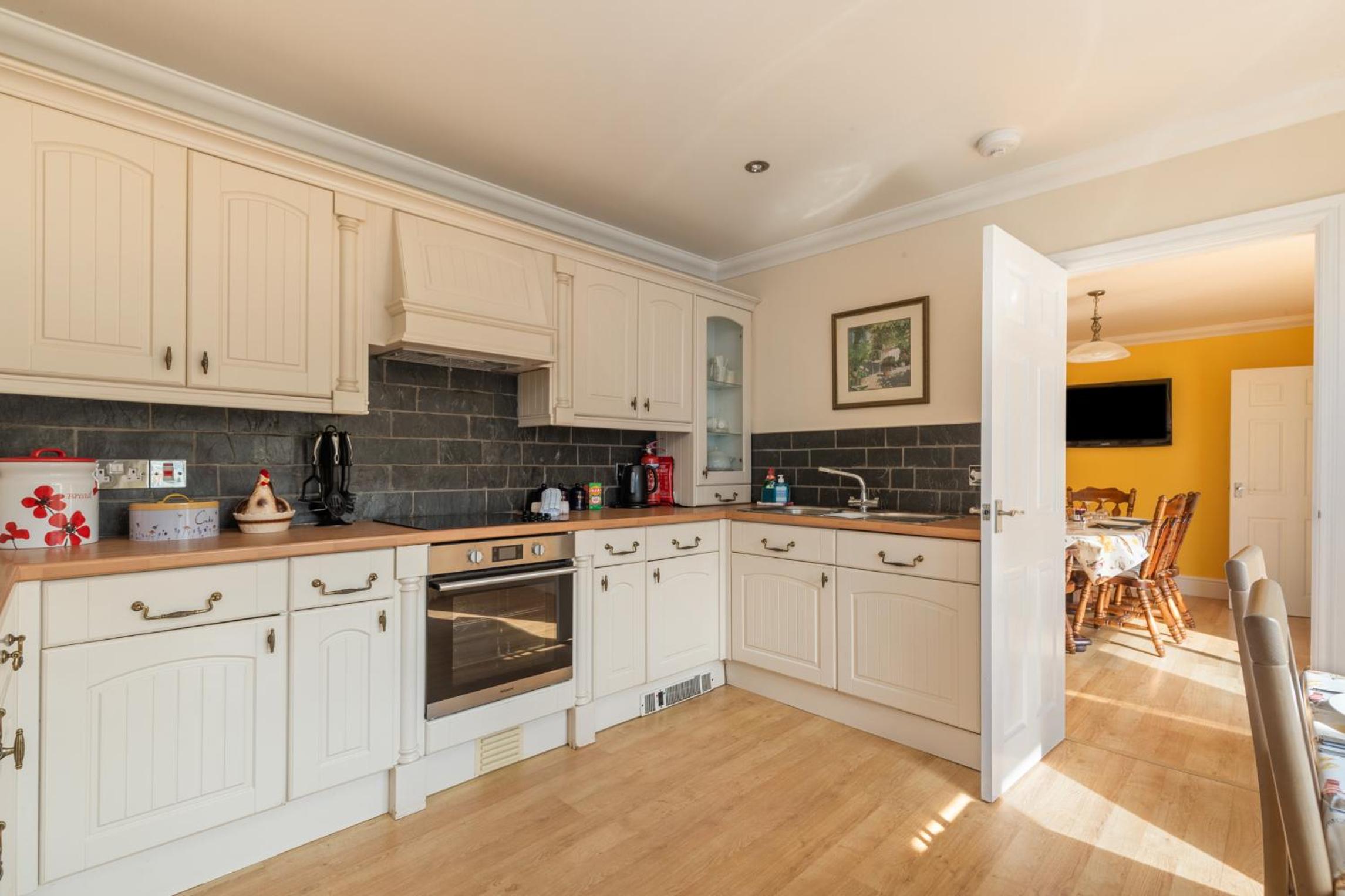 Sunningdale - Beach Side Cottage, Sea Views, Parking view 5