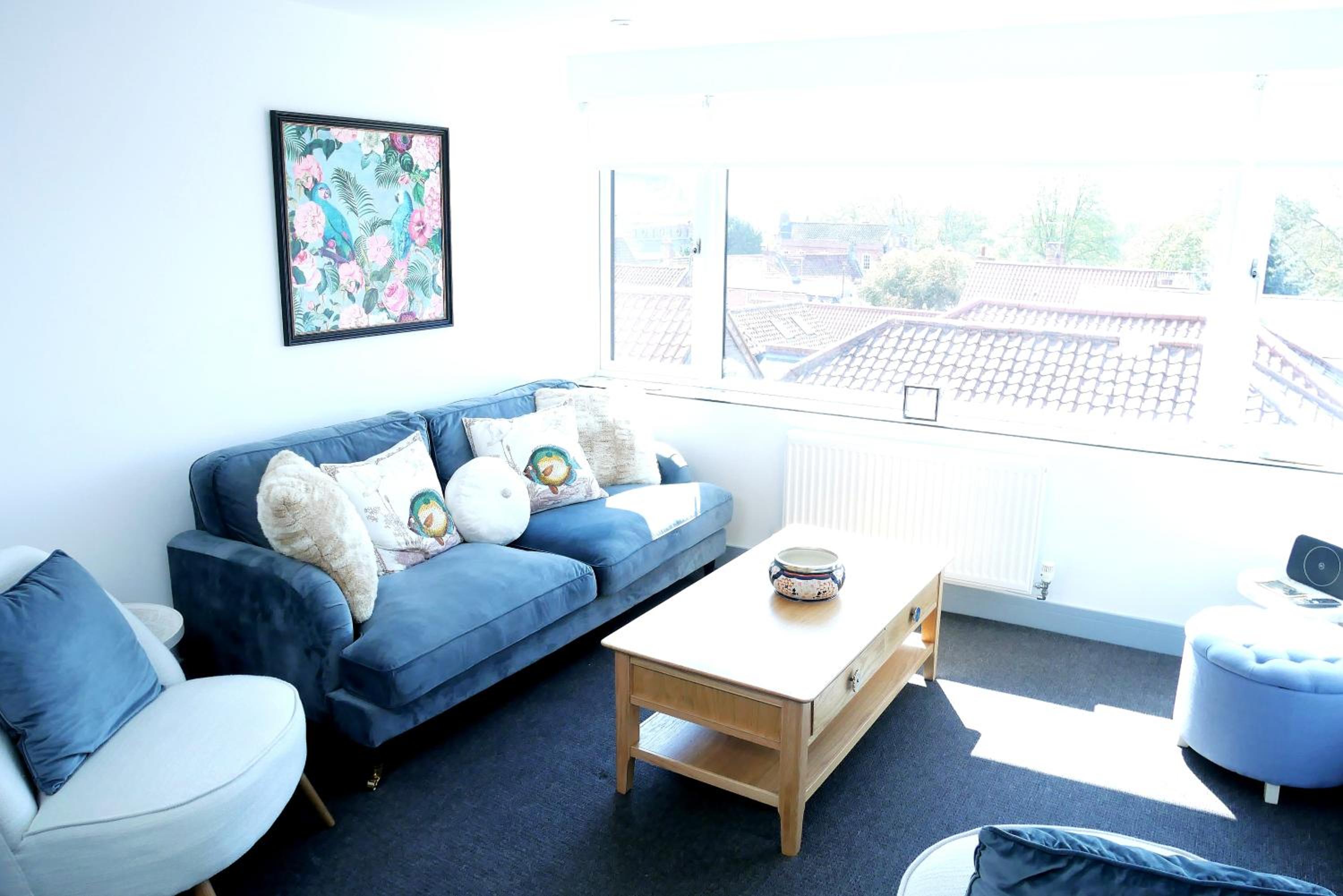 Sunset View, 2 bedrooms in the heart of Holt with parking view 3