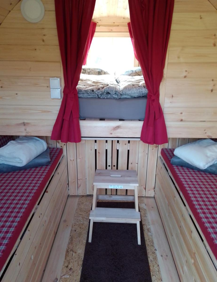 Schlaffass und Hütte mit Teich view 2